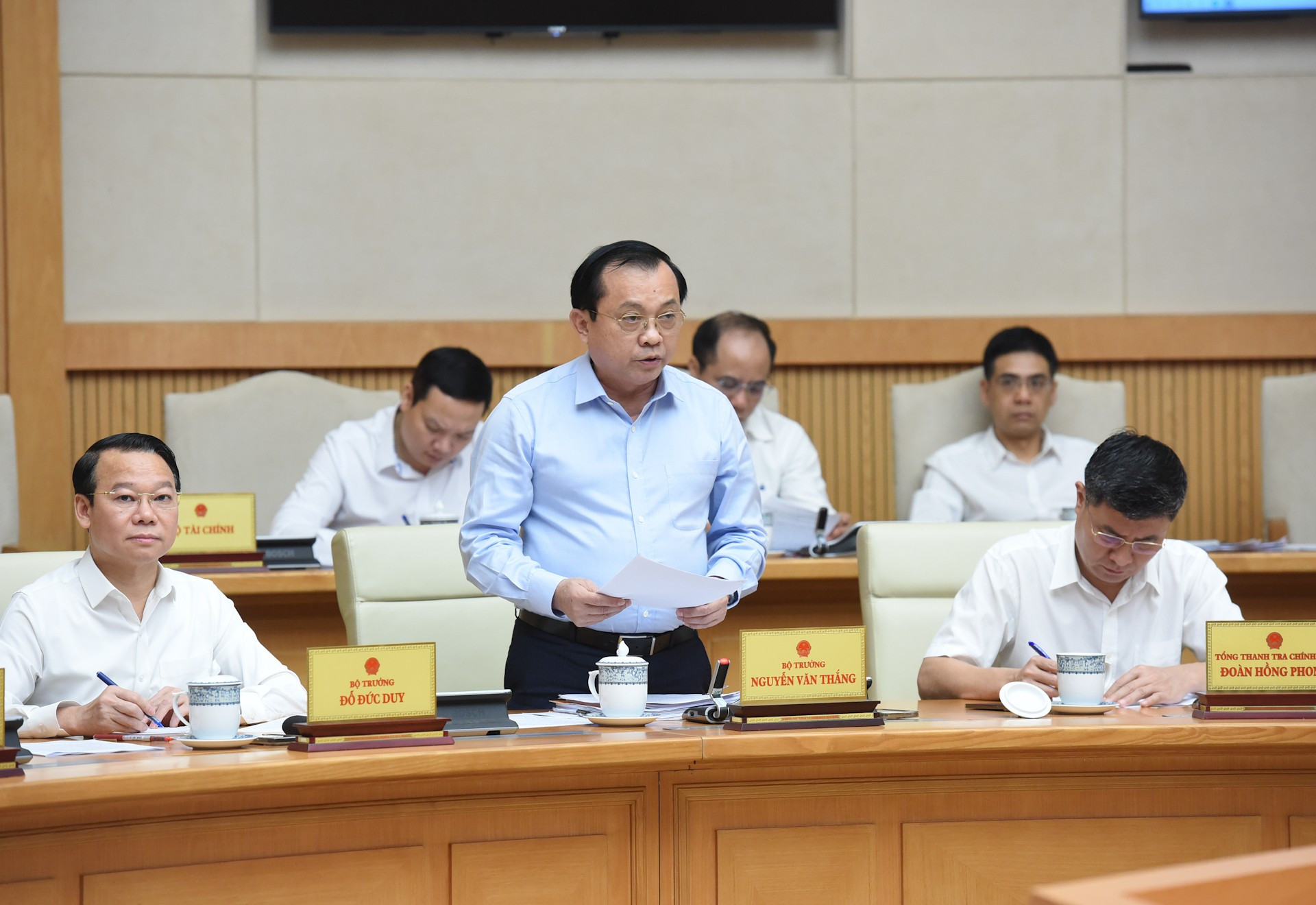 El viceministro de Finanzas Le Tan Can habla en la cita.