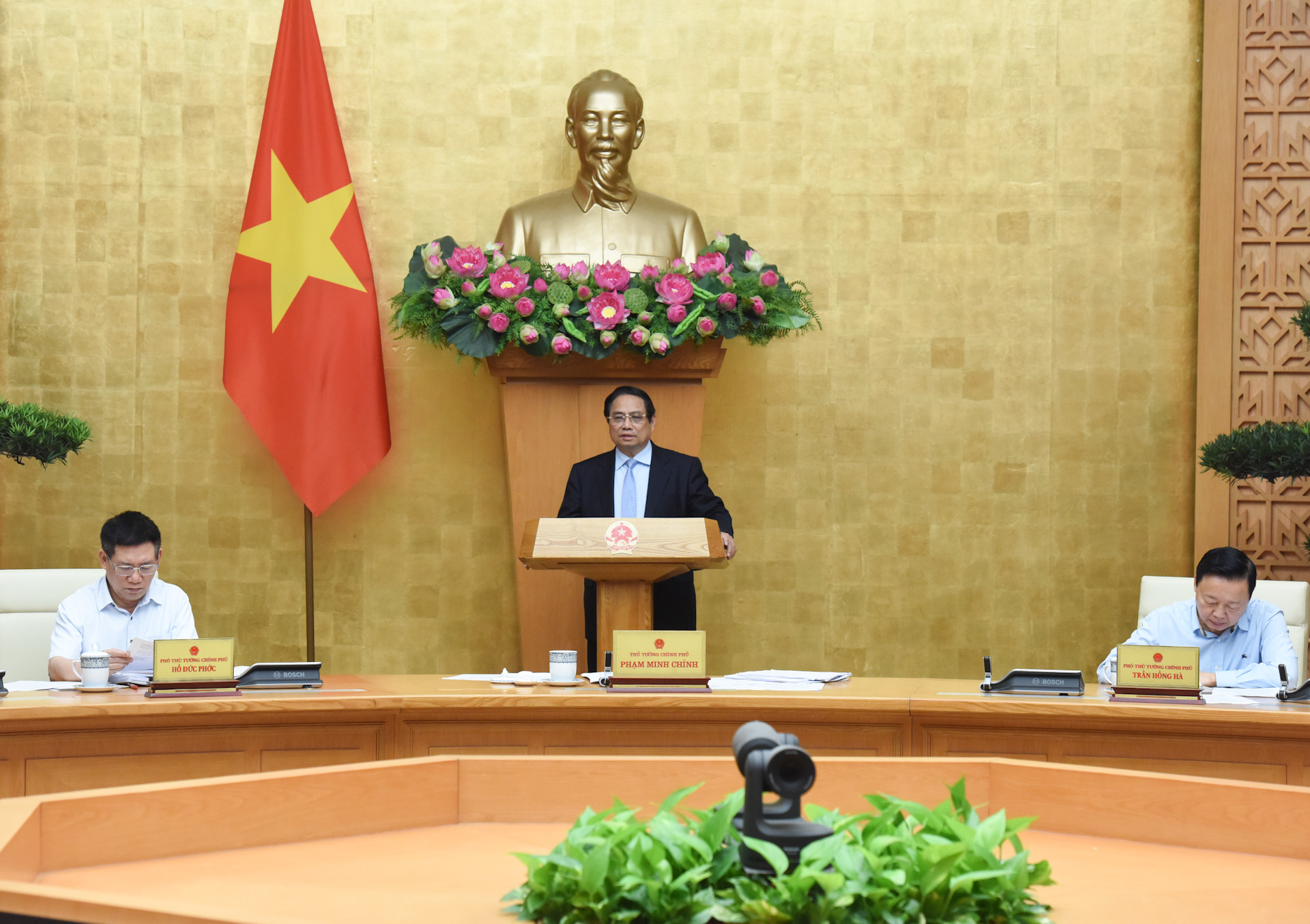 [Foto] Premier vietnamita preside reunión temática sobre elaboración de leyes en abril de 2025