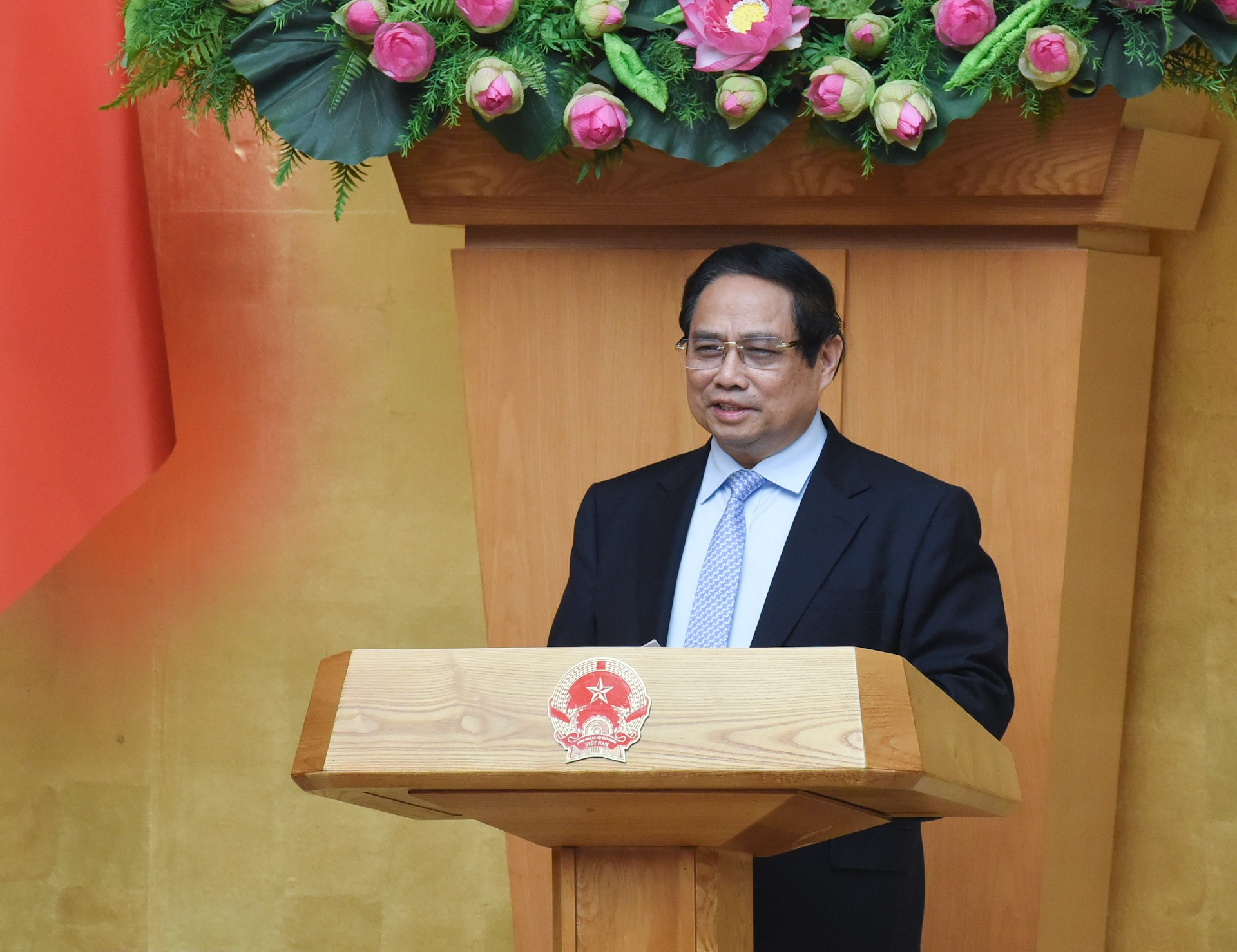 El primer ministro de Vietnam, Pham Minh Chinh, habla en la reunión.