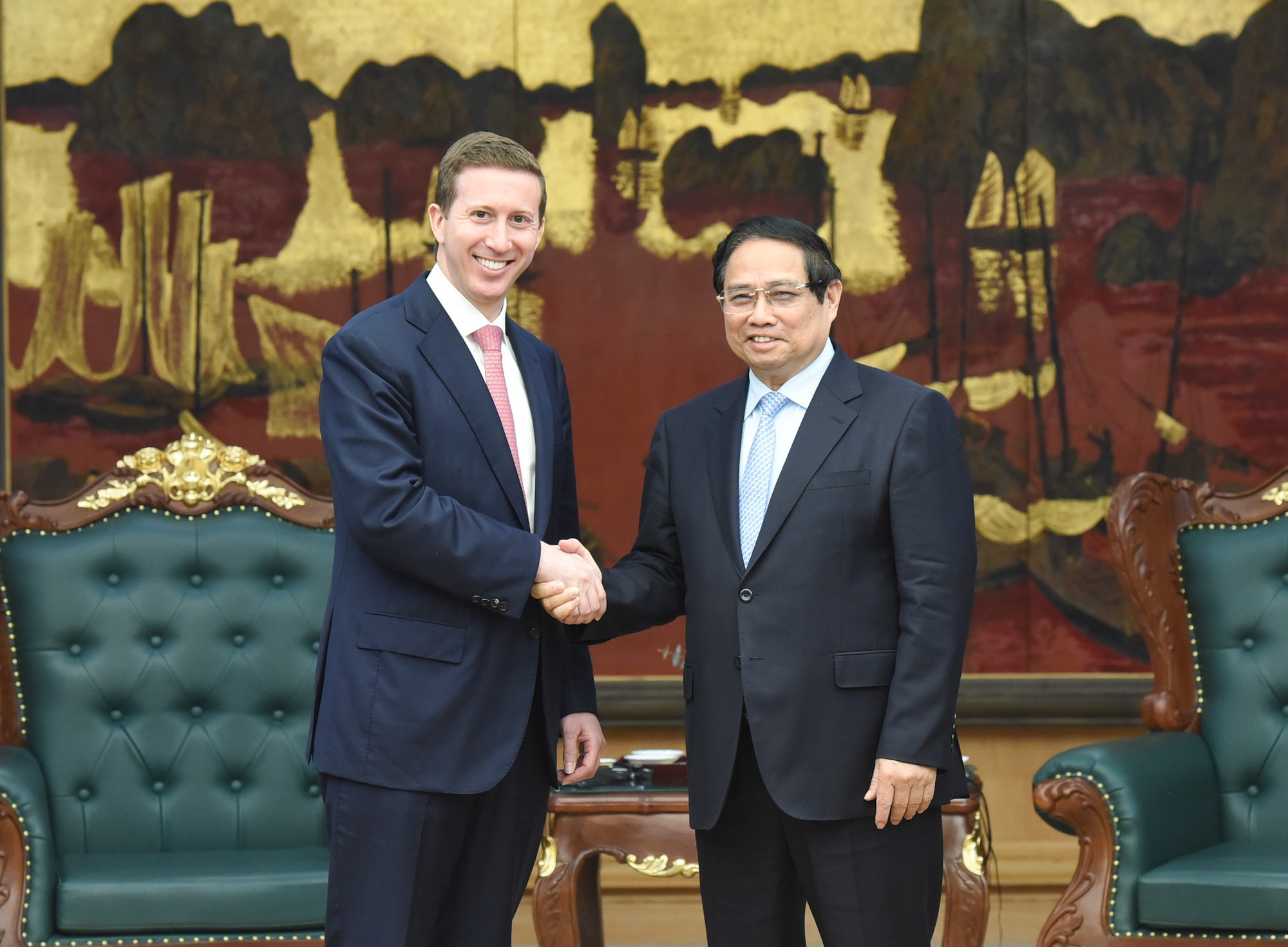 El primer ministro de Vietnam, Pham Minh Chinh, recibe a Jeffrey David Perlman, director ejecutivo del Fondo de inversión Warburg Pincus. El primer ministro de Vietnam, Pham Minh Chinh, recibe a Jeffrey David Perlman, director ejecutivo del Fondo de inversión Warburg Pincus.