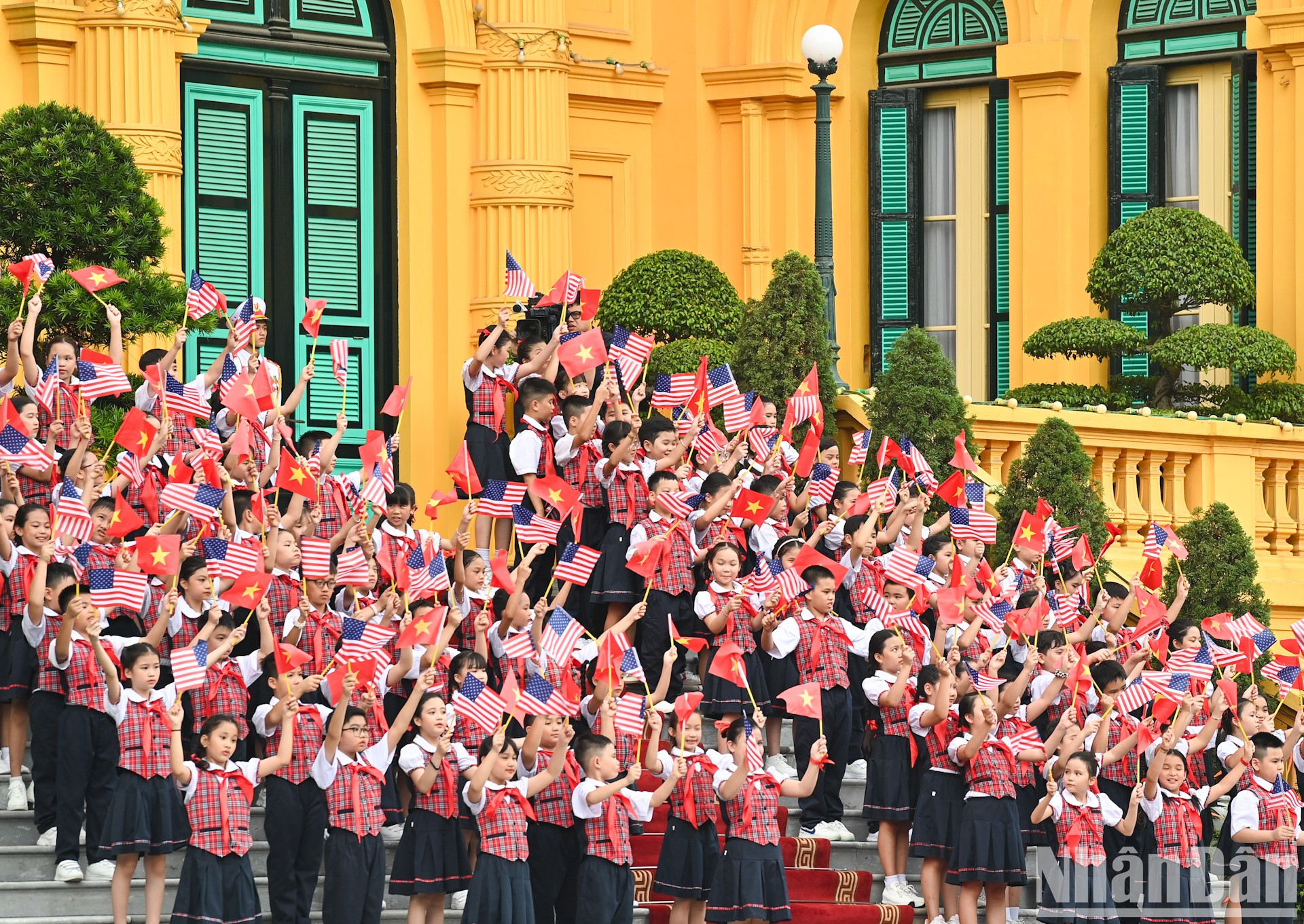 Niños capitalinos dan la bienvenida al presidente Joe Biden.