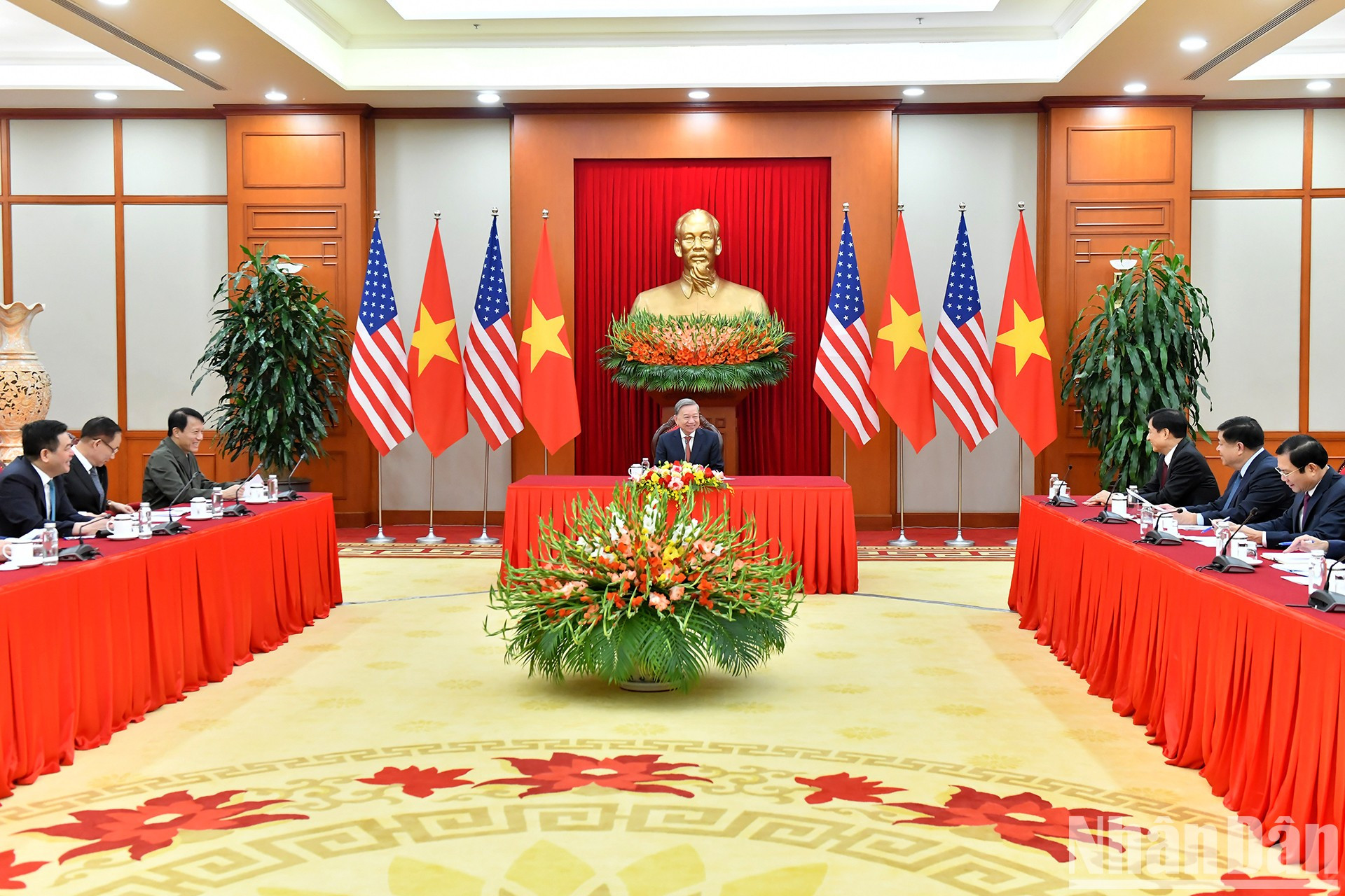 El secretario general del Partido Comunista de Vietnam, To Lam, sostiene una llamada telefónica con el presidente electo de Estados Unidos, Donald Trump. El secretario general del Partido Comunista de Vietnam, To Lam, sostiene una llamada telefónica con el presidente electo de Estados Unidos, Donald Trump.