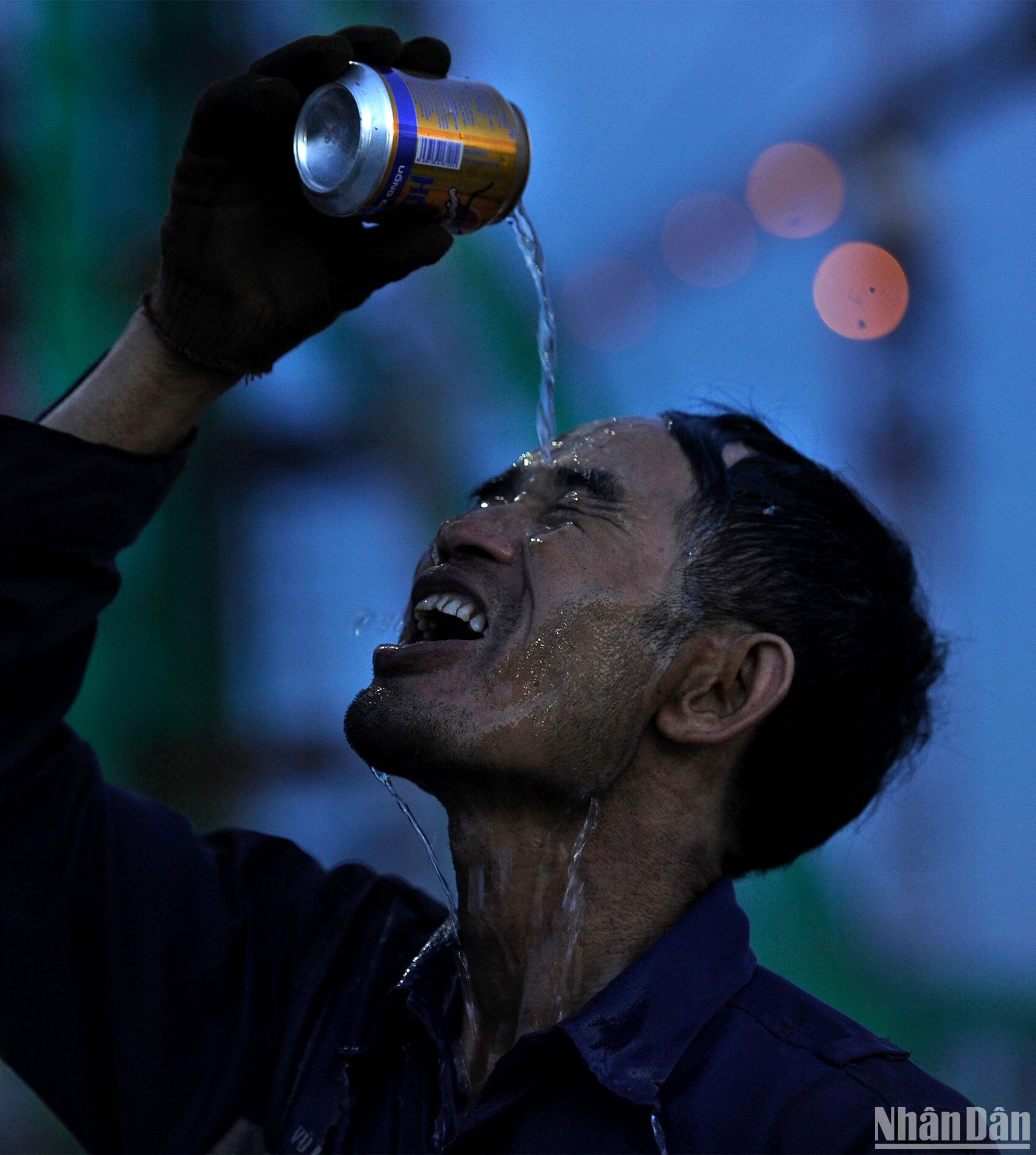 Una pausa refrescante después de terminar el turno. Una pausa refrescante después de terminar el turno.
