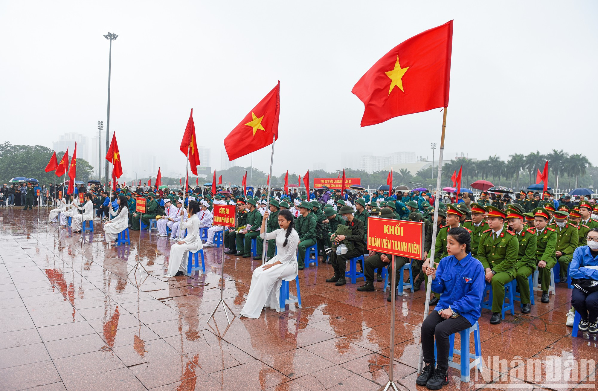 En el Estadio Nacional My Dinh, el Comité Popular del distrito de Nam Tu Liem realizó la ceremonia oficial de conscripción. En el Estadio Nacional My Dinh, el Comité Popular del distrito de Nam Tu Liem realizó la ceremonia oficial de conscripción.