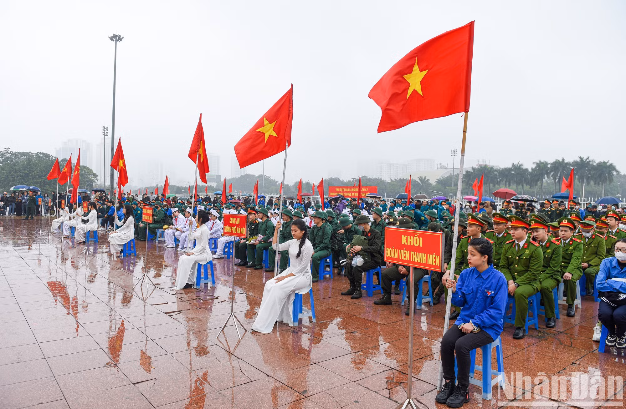 En el Estadio Nacional My Dinh, el Comité Popular del distrito de Nam Tu Liem realizó la ceremonia oficial de conscripción. En el Estadio Nacional My Dinh, el Comité Popular del distrito de Nam Tu Liem realizó la ceremonia oficial de conscripción.
