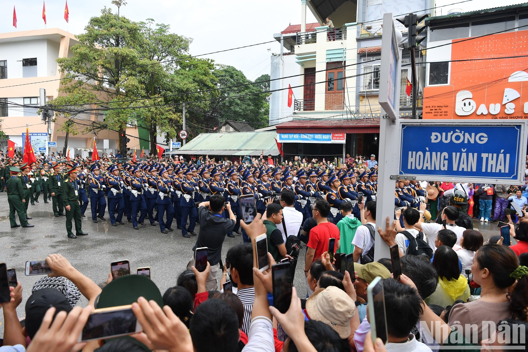 Tras finalizar el desfile en el estadio de la provincia de Dien Bien, las fuerzas marchan por las calles principales de la ciudad de Dien Bien Phu. Tras finalizar el desfile en el estadio de la provincia de Dien Bien, las fuerzas marchan por las calles principales de la ciudad de Dien Bien Phu.