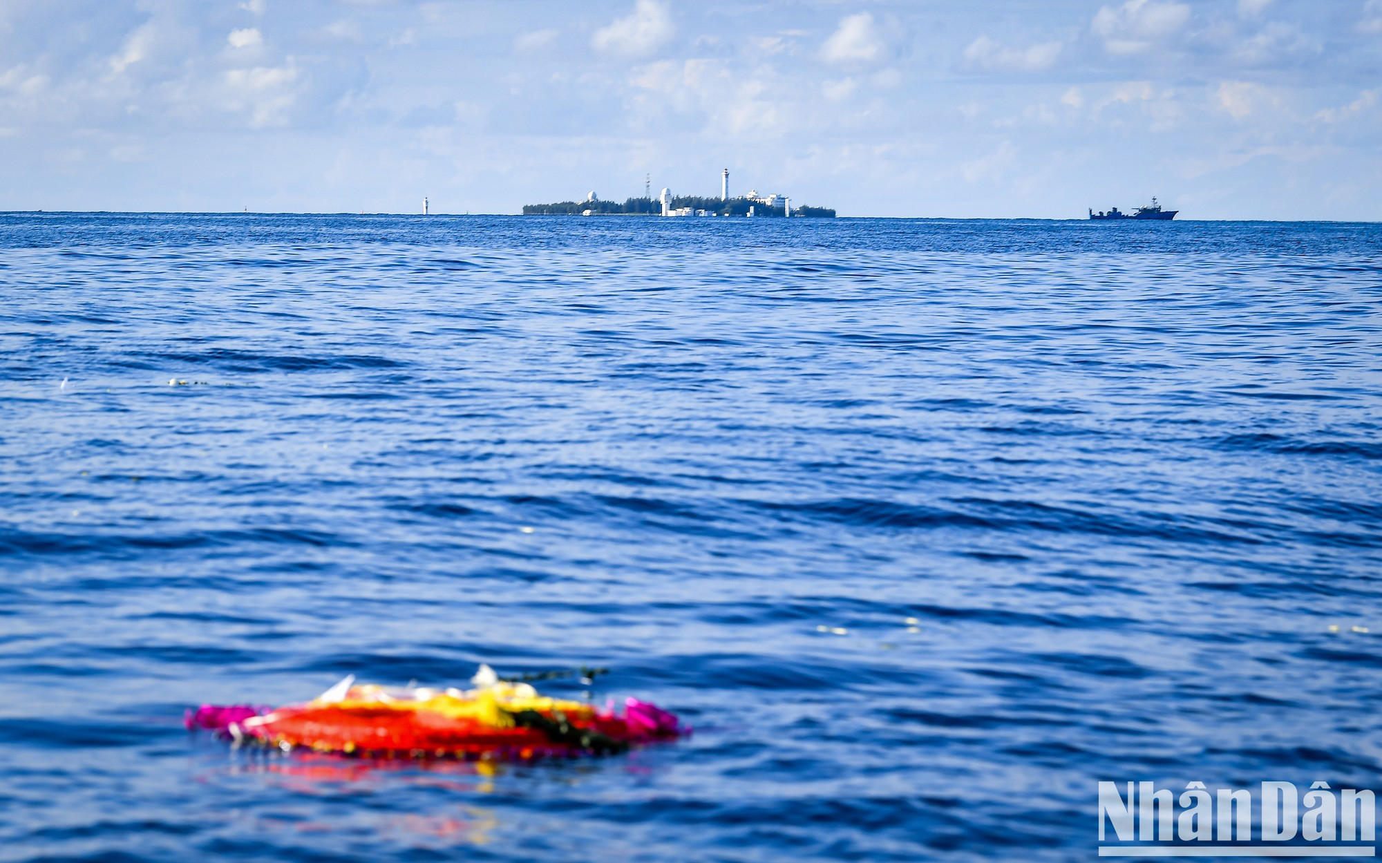 Una corona de flores en las aguas del archipiélago de Truong Sa para rendir homenaje a los mártires que yacen para siempre en alta mar. Una corona de flores en las aguas del archipiélago de Truong Sa para rendir homenaje a los mártires que yacen para siempre en alta mar.