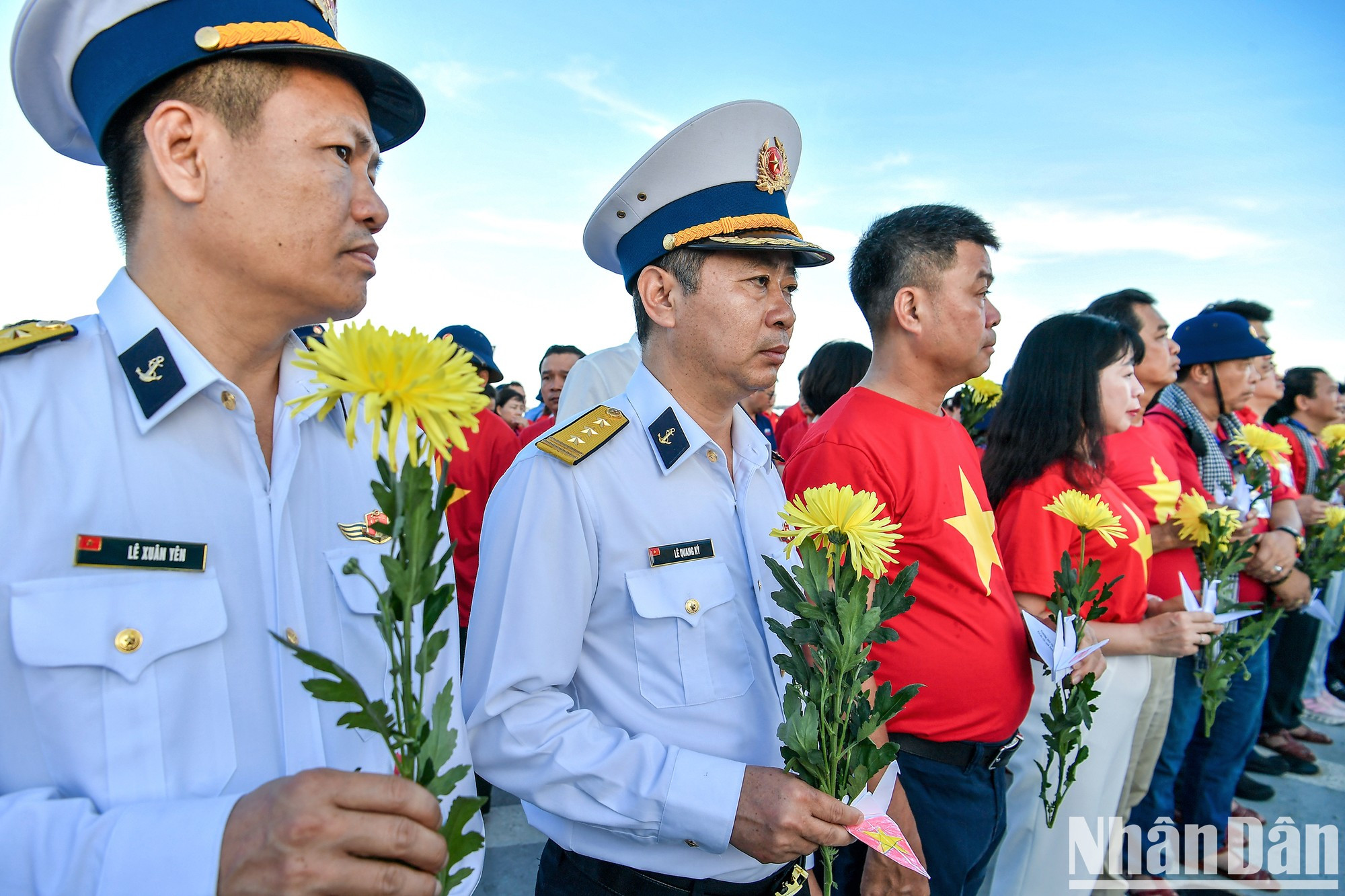 Cientos de grullas de papel y flores de crisantemo son arrojadas al mar en su memoria. Cientos de grullas de papel y flores de crisantemo son arrojadas al mar en su memoria.