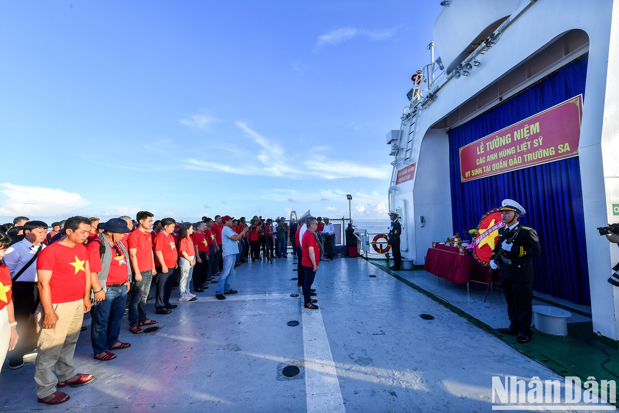 CCuando el barco KN-290 da un largo bocinazo y resuenan solemnemente las notas de la canción típica de los actos fúnebres oficiales, los miembros de la delegación, profundamente conmovidos, inclinan la cabeza en homenaje a los mártires. CCuando el barco KN-290 da un largo bocinazo y resuenan solemnemente las notas de la canción típica de los actos fúnebres oficiales, los miembros de la delegación, profundamente conmovidos, inclinan la cabeza en homenaje a los mártires.