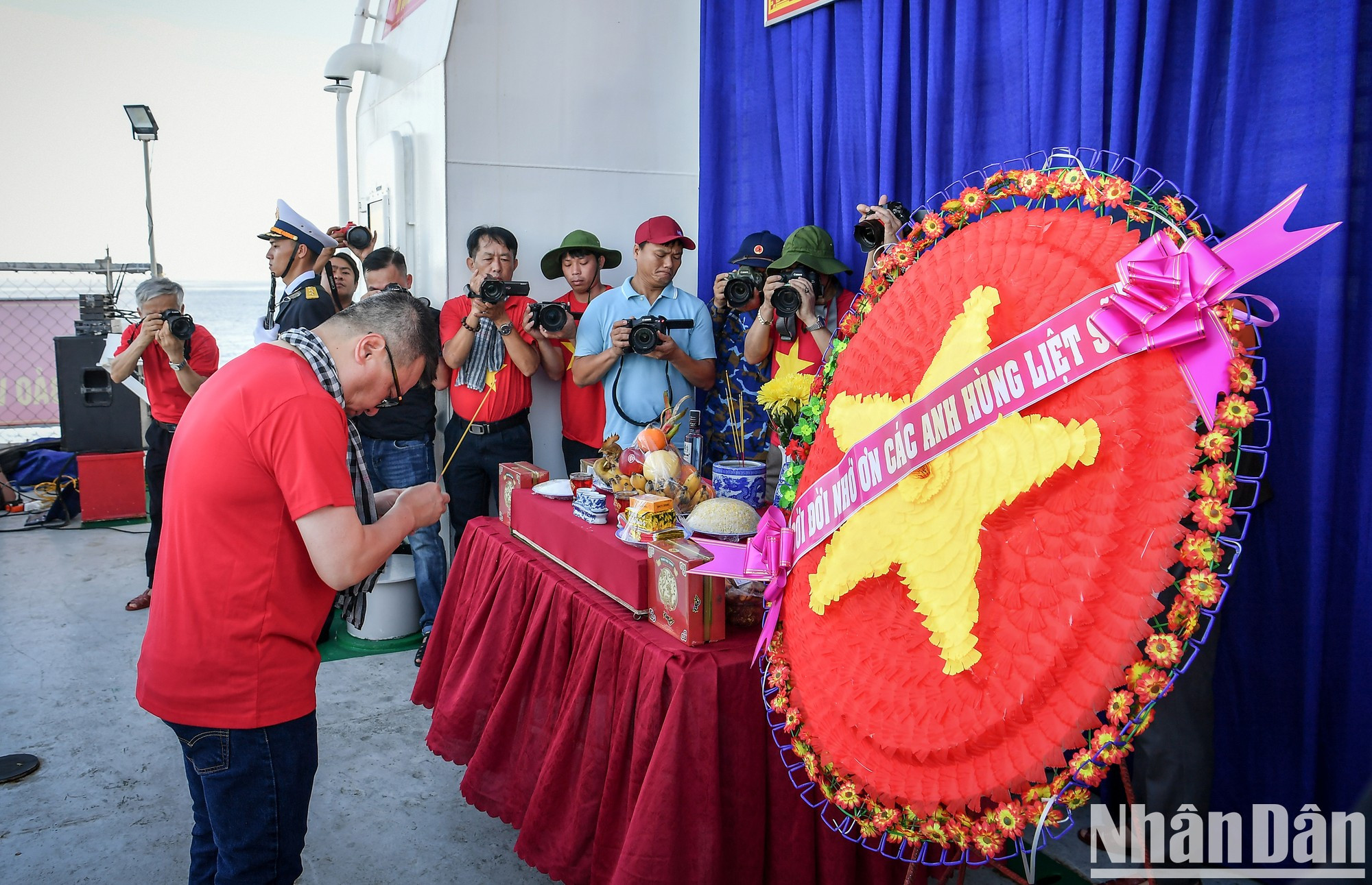 El periodista Le Quoc Minh, miembro del Comité Central del Partido Comunista de Vietnam (PCV), presidente-editor del periódico Nhan Dan, subjefe de la Comisión de Propaganda y Movilización de Masas del Comité Central del PCV y titular de la Asociación de Periodistas del país, rinde homenaje a los mártires ofreciendo incienso. El periodista Le Quoc Minh, miembro del Comité Central del Partido Comunista de Vietnam (PCV), presidente-editor del periódico Nhan Dan, subjefe de la Comisión de Propaganda y Movilización de Masas del Comité Central del PCV y titular de la Asociación de Periodistas del país, rinde homenaje a los mártires ofreciendo incienso.