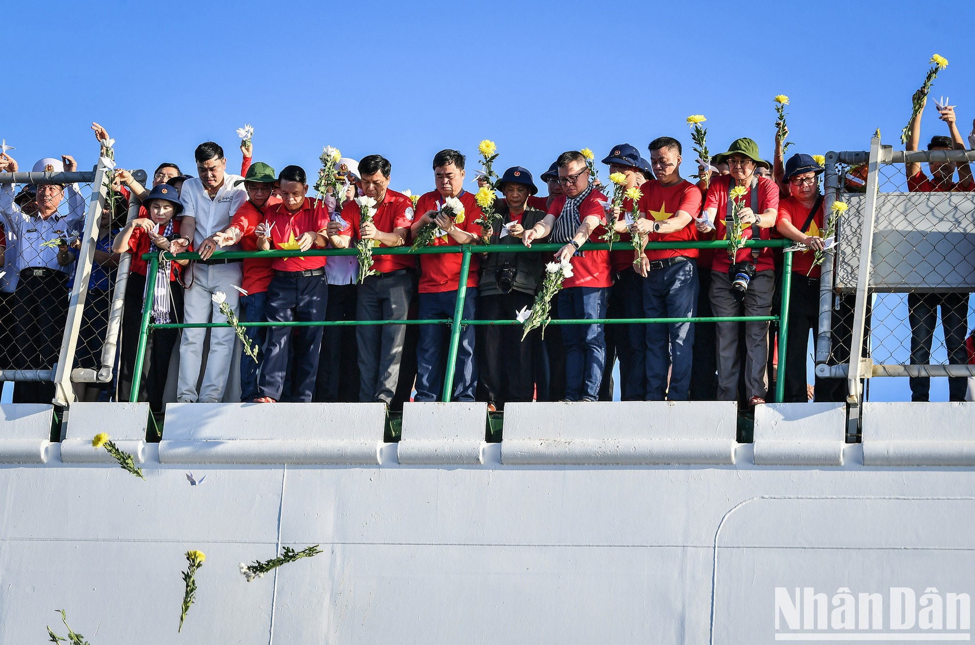Se arrojan flores amarillas de crisantemo al mar en recuerdo de quienes sacrificaron sus vidas por la Patria y descansan en las lejanas aguas del mar. Se arrojan flores amarillas de crisantemo al mar en recuerdo de quienes sacrificaron sus vidas por la Patria y descansan en las lejanas aguas del mar.