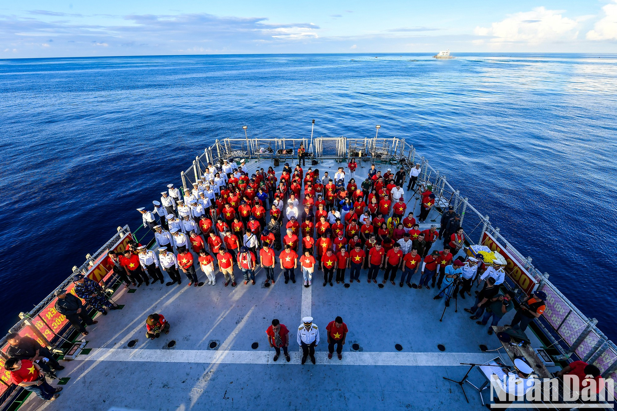 Durante su viaje a las islas de Gac Ma, Co Lin y Len Dao, la delegación celebra una solemne ceremonia en memoria de los 64 oficiales y soldados que heroicamente sacrificaron sus vidas para proteger la soberanía marítima e insular de la Patria. Durante su viaje a las islas de Gac Ma, Co Lin y Len Dao, la delegación celebra una solemne ceremonia en memoria de los 64 oficiales y soldados que heroicamente sacrificaron sus vidas para proteger la soberanía marítima e insular de la Patria.