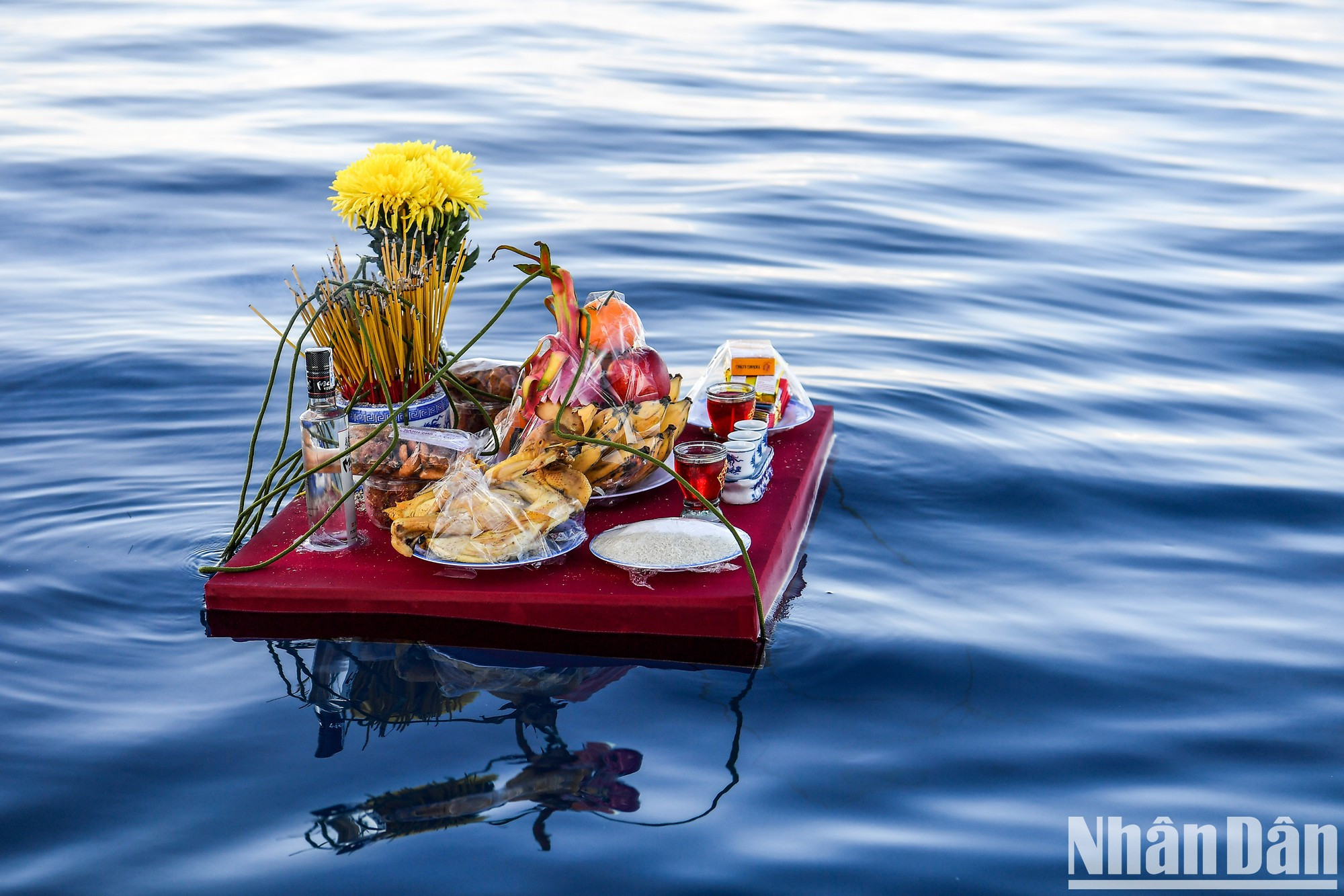 Rinden homenaje a quienes sacrifican sus vidas y descansan en las islas y el mar. Rinden homenaje a quienes sacrifican sus vidas y descansan en las islas y el mar.