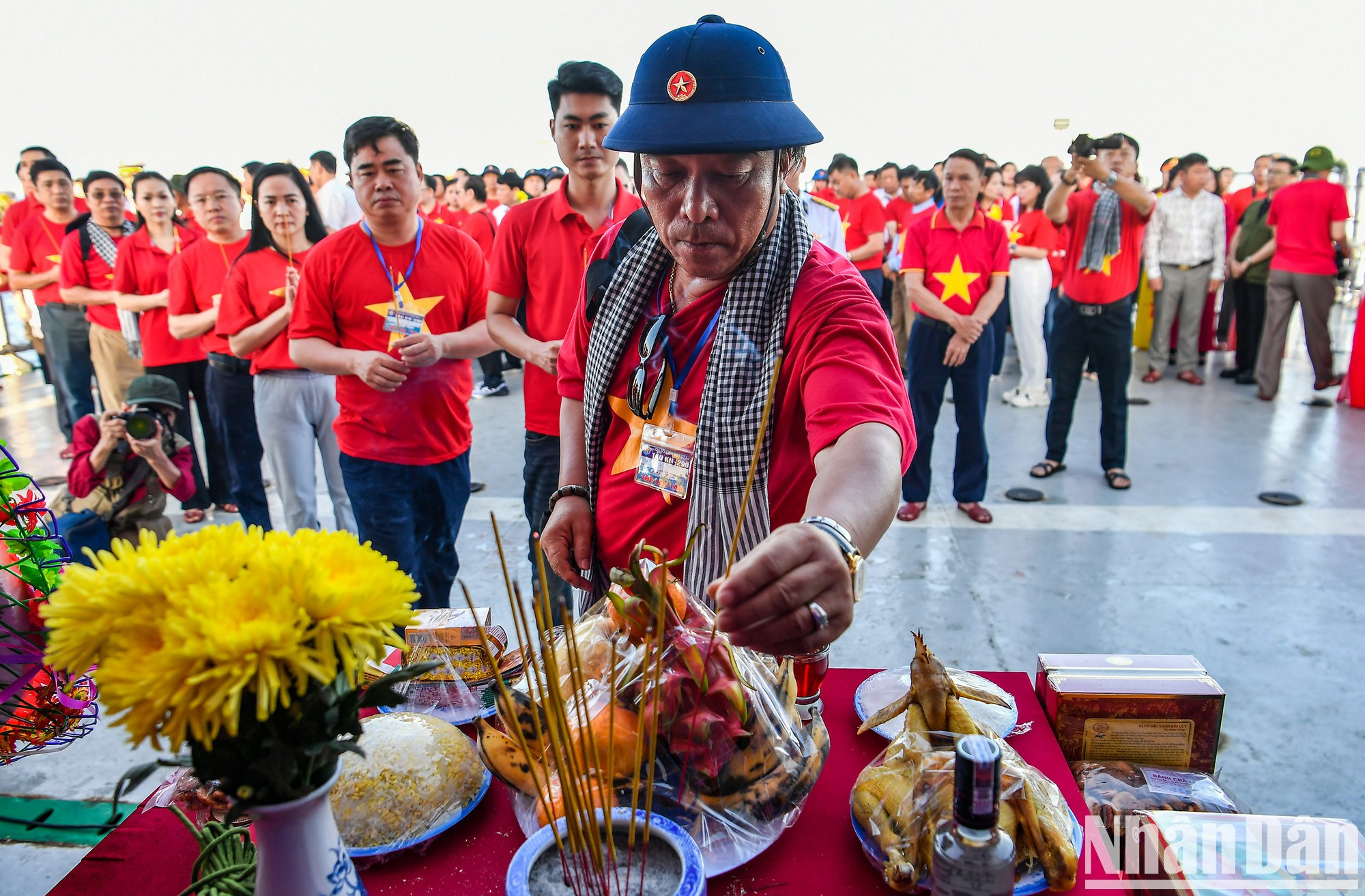 Los miembros de la delegación se sienten conmovidos, agradecidos y afortunados por poder estar presentes en el sagrado espacio del cielo y el mar de Co Lin, Len Dao y Gac Ma. Los miembros de la delegación se sienten conmovidos, agradecidos y afortunados por poder estar presentes en el sagrado espacio del cielo y el mar de Co Lin, Len Dao y Gac Ma.