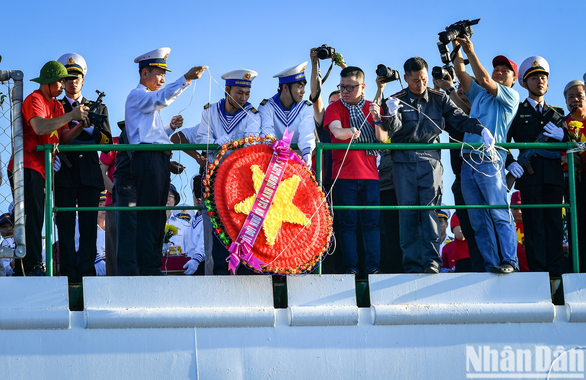 [Foto] Periodistas rinden homenaje a los soldados caídos en Gac Ma