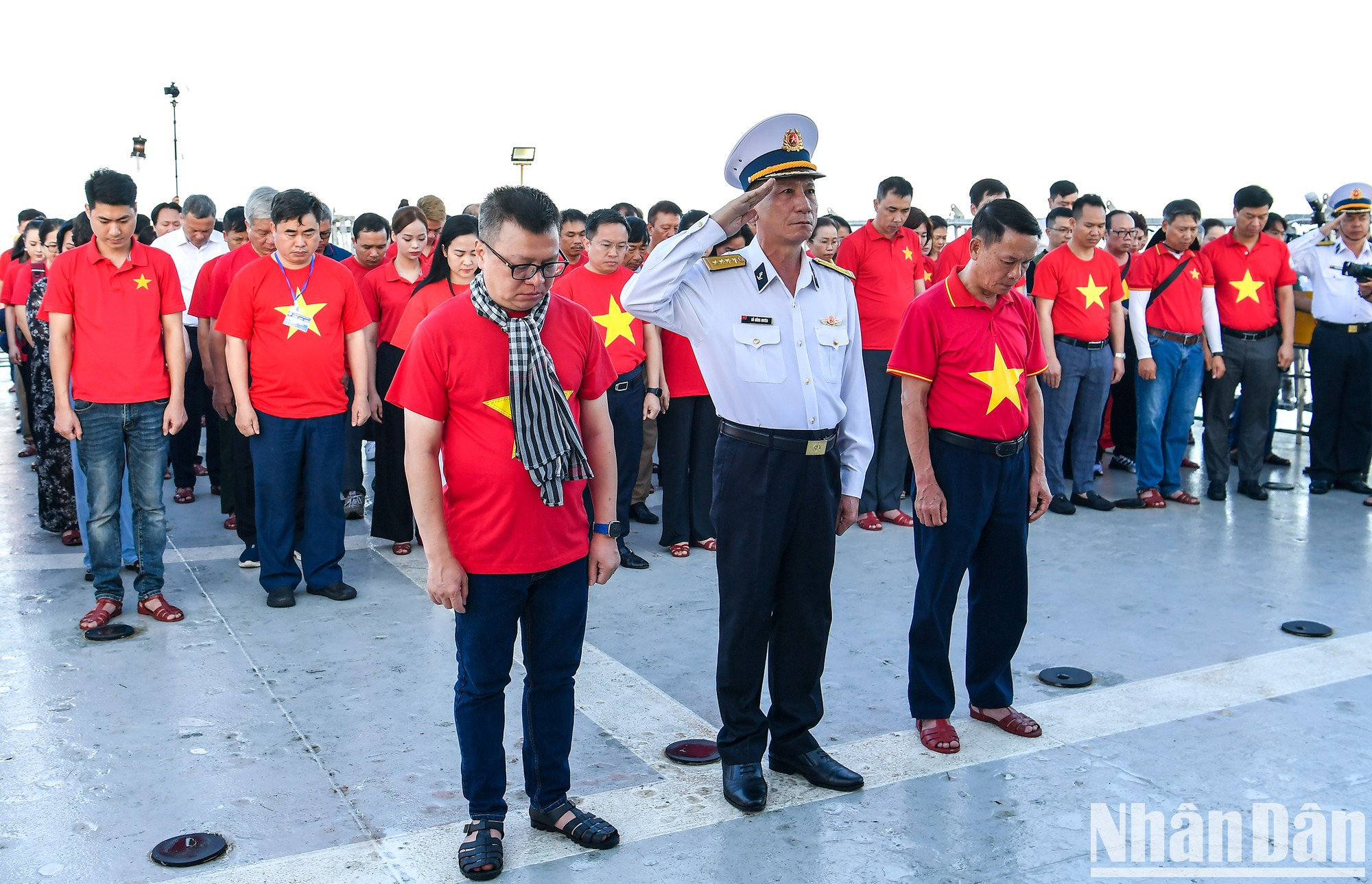 La delegación rinde respetuosos honores a los 64 mártires heroicos. La delegación rinde respetuosos honores a los 64 mártires heroicos.