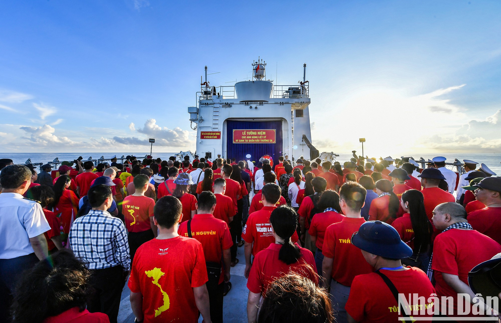 En un ambiente solemne, la delegación rinde homenaje a los 64 mártires. En un ambiente solemne, la delegación rinde homenaje a los 64 mártires.