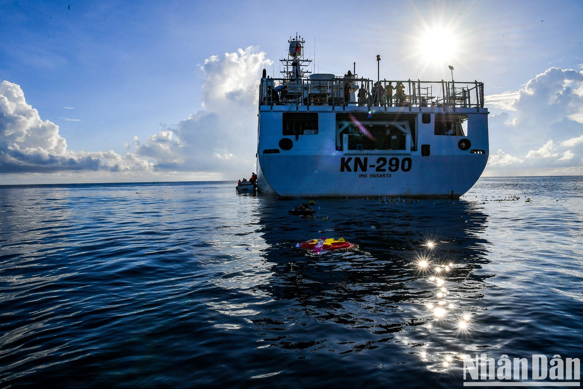 El sacrificio de los mártires por el mar y las islas sagradas, y por la fuerza de toda la nación, es la base que garantiza que la soberanía de la Patria siempre será intocable. El sacrificio de los mártires por el mar y las islas sagradas, y por la fuerza de toda la nación, es la base que garantiza que la soberanía de la Patria siempre será intocable.