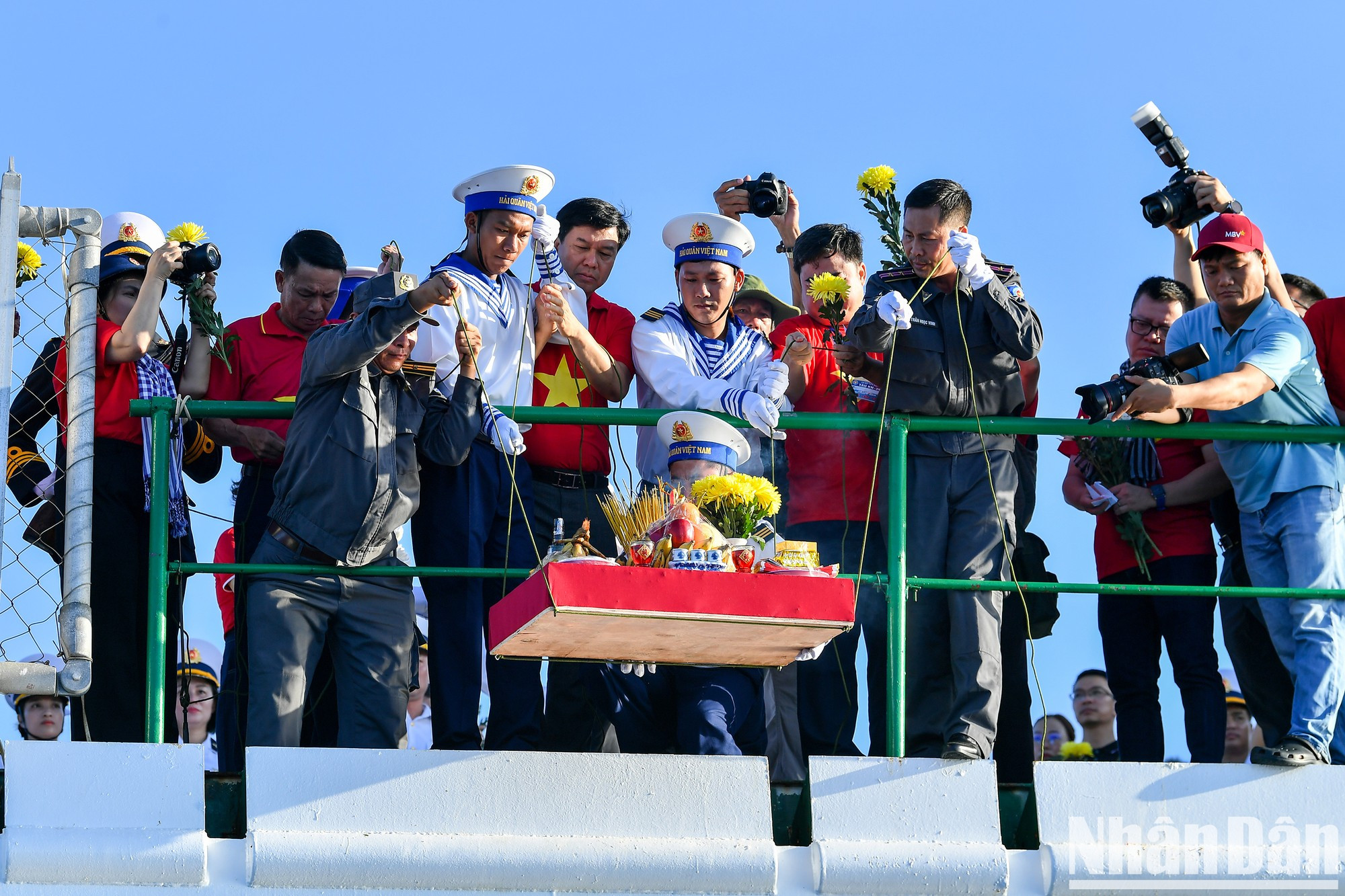 Tras la ceremonia de ofrenda de incienso, la delegación arroja al mar coronas de flores, grullas de papel y faroles flotantes para rendir tributo a las almas de los mártires. Tras la ceremonia de ofrenda de incienso, la delegación arroja al mar coronas de flores, grullas de papel y faroles flotantes para rendir tributo a las almas de los mártires.