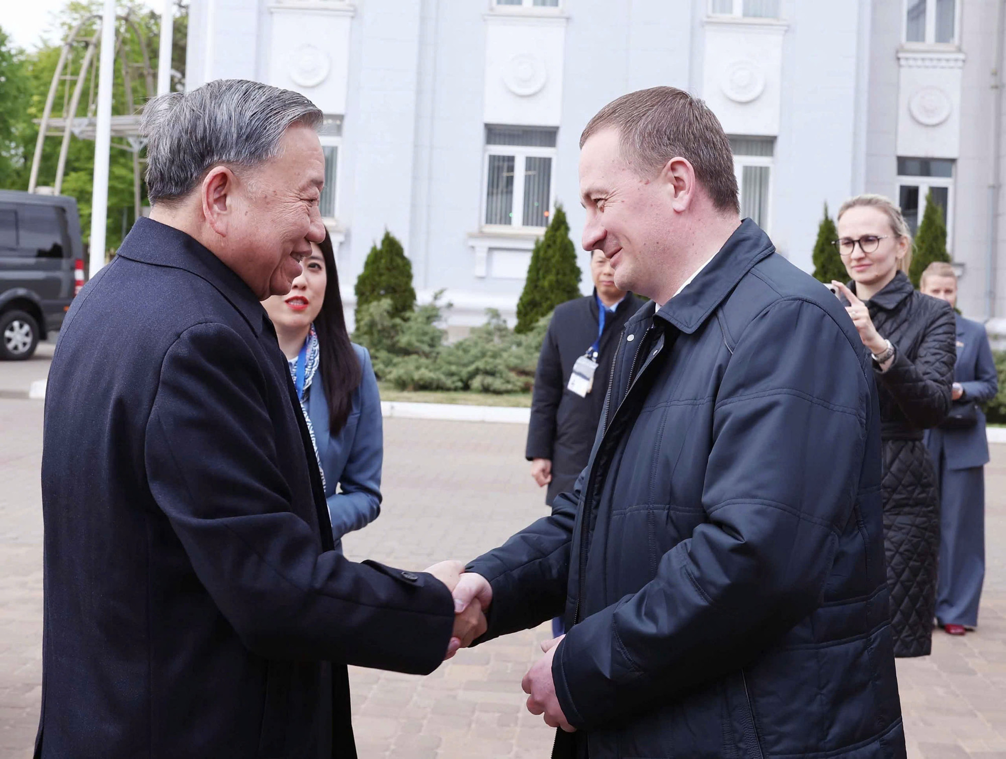 El secretario general del PCV, To Lam y el primer ministro bielorruso, Aleksandr Turchin, visitan la planta de tractores de Minsk.