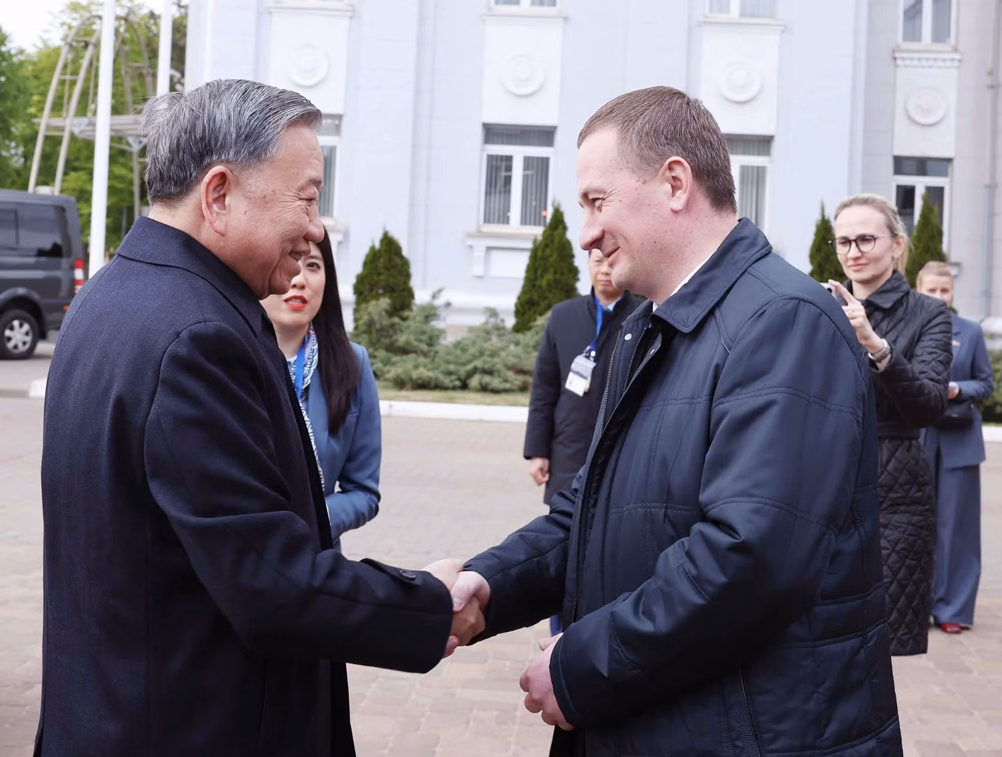 El secretario general del PCV, To Lam y el primer ministro bielorruso, Aleksandr Turchin, visitan la planta de tractores de Minsk.