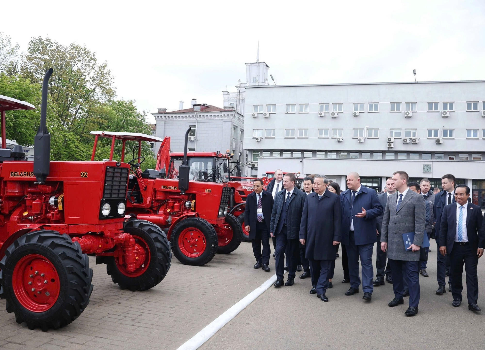 Los delegados visitan la planta de tractores de Minsk.