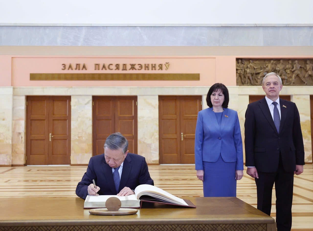 To Lam escribe en el libro de visitas del Parlamento bielorruso.
