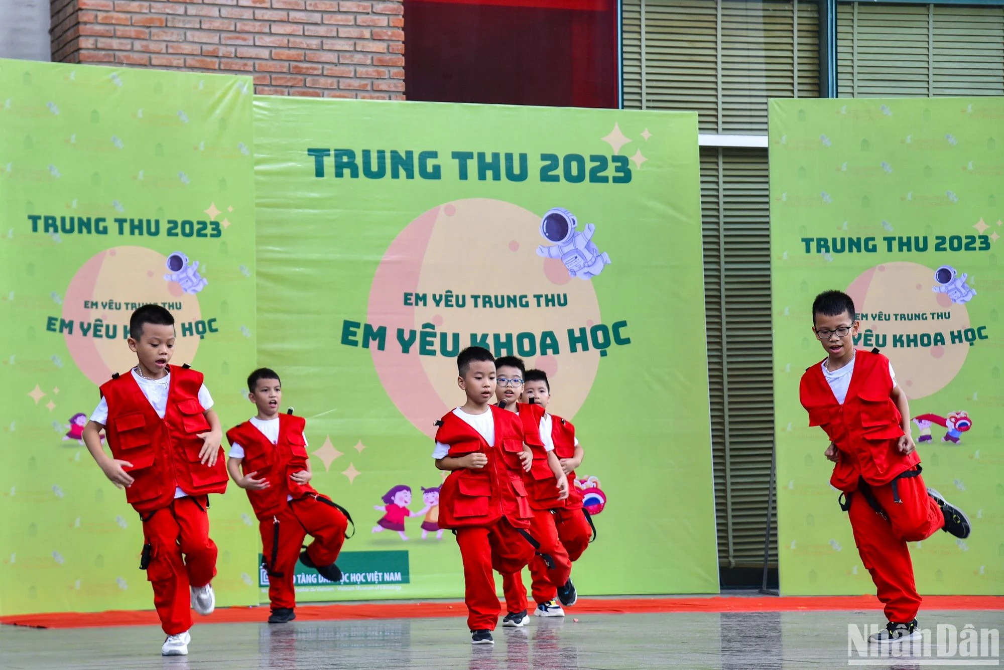 Se trata de una ocasión para que los niños experimenten cosas nuevas y muestren sus habilidades. Se trata de una ocasión para que los niños experimenten cosas nuevas y muestren sus habilidades.