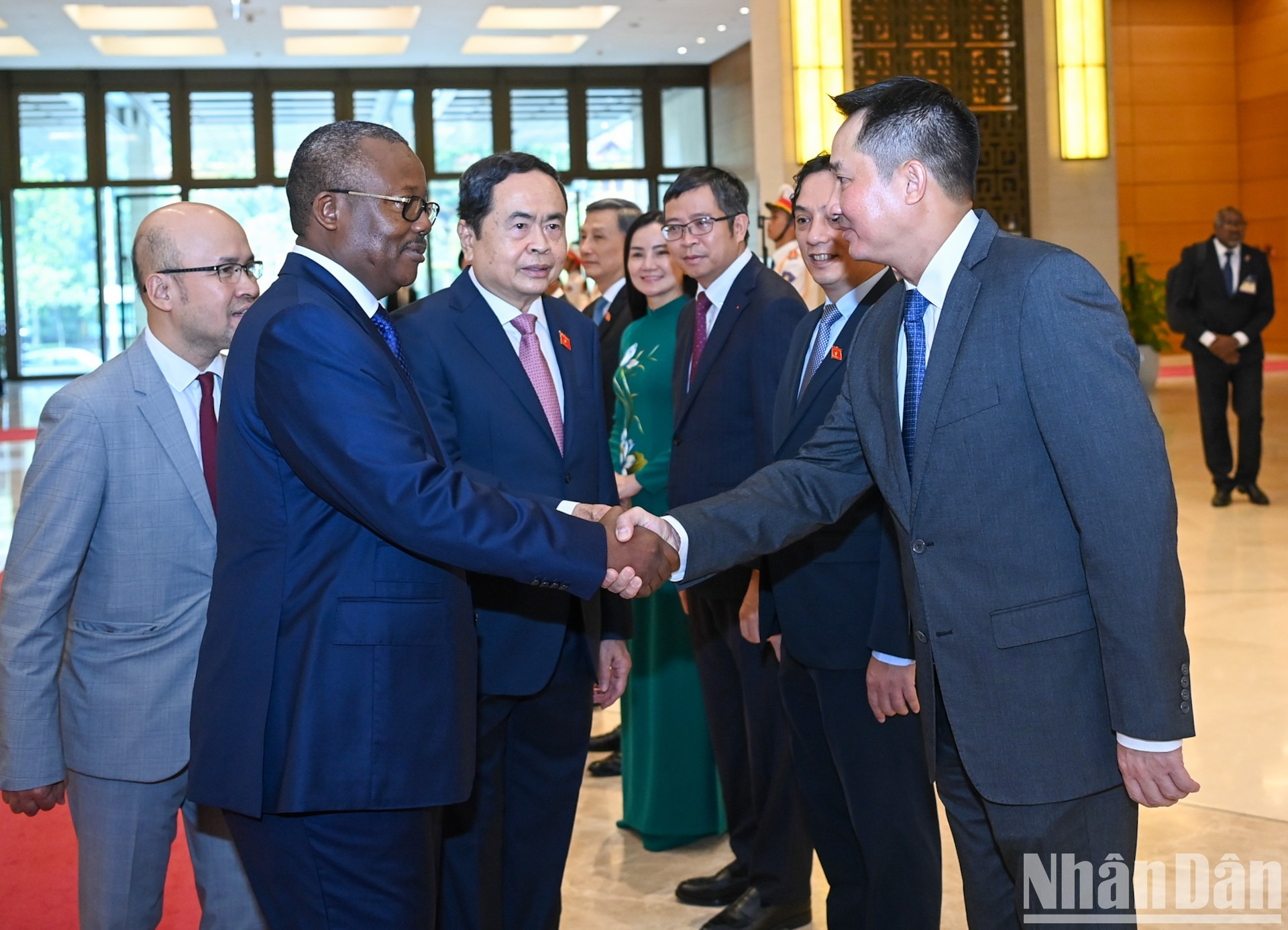 Thanh Man presenta al presidente bisauguineano los miembros de la Asamblea Nacional vietnamita. Thanh Man presenta al presidente bisauguineano los miembros de la Asamblea Nacional vietnamita.