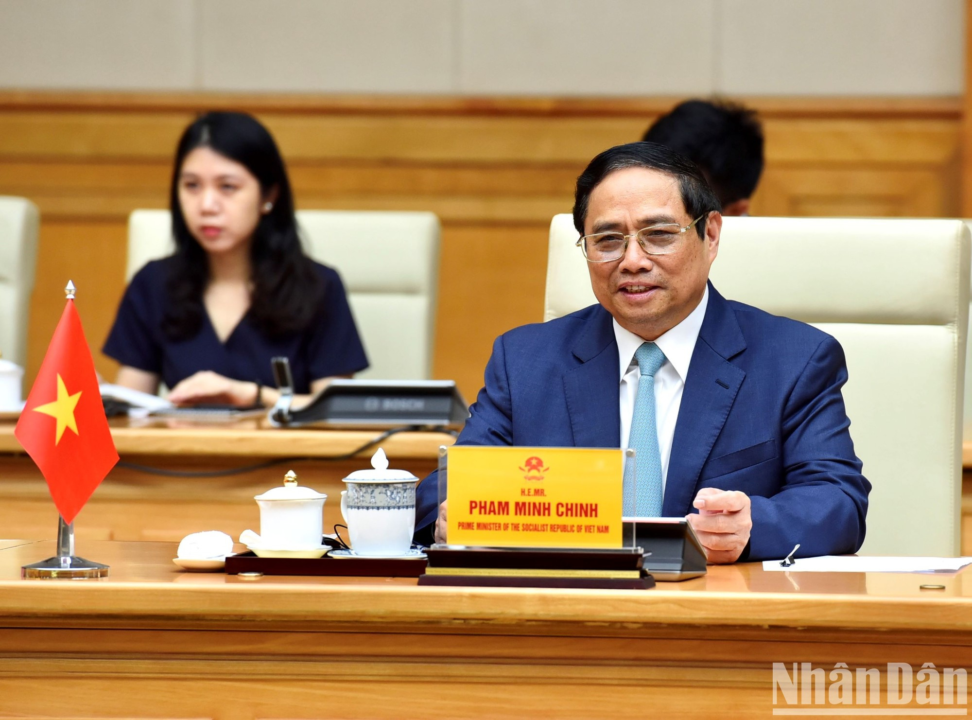 Minh Chinh habla en la reunión.