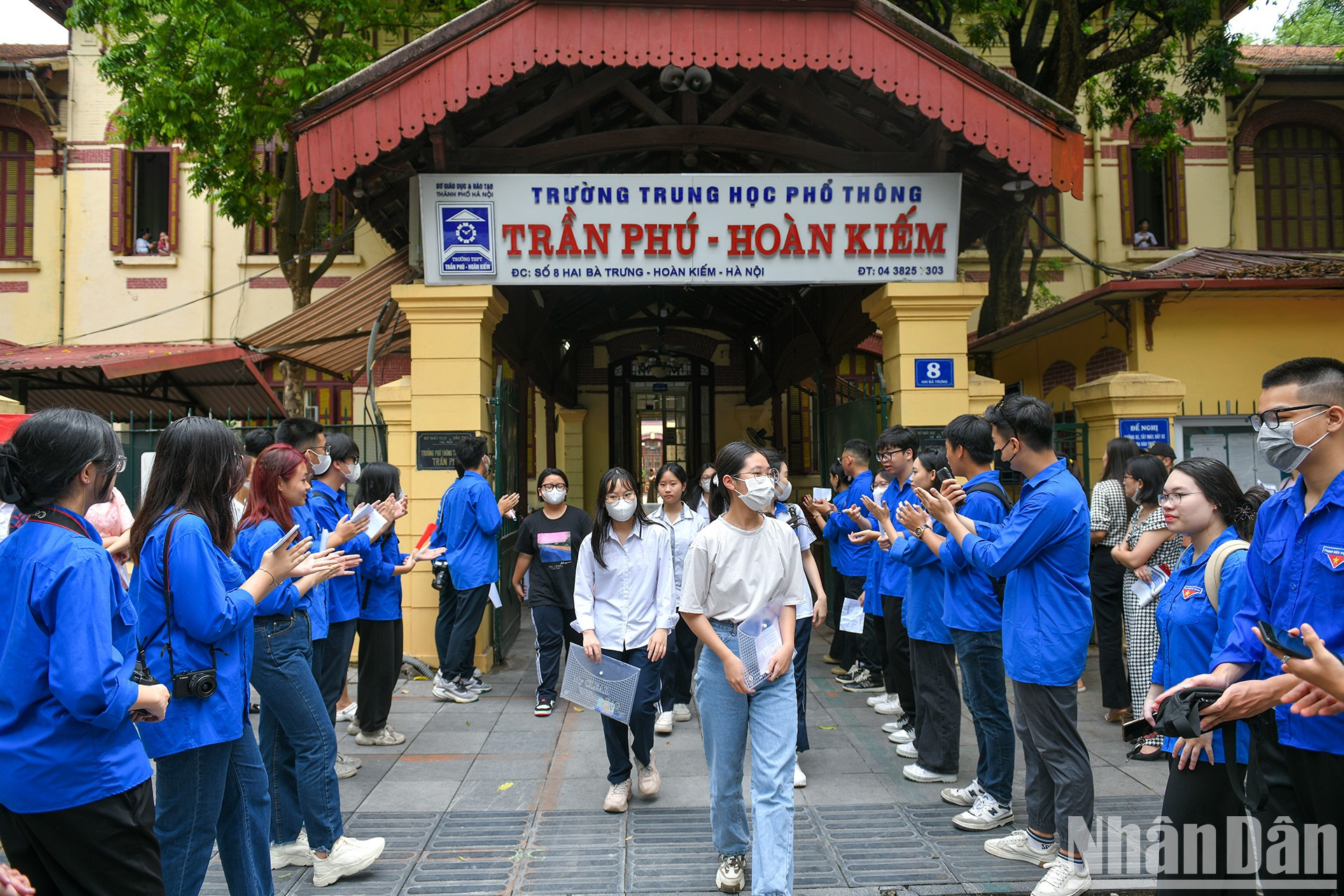 En la escuela de bachillerato Tran Phu - Hoan Kiem, los voluntarios están listos para apoyar a los concursantes.