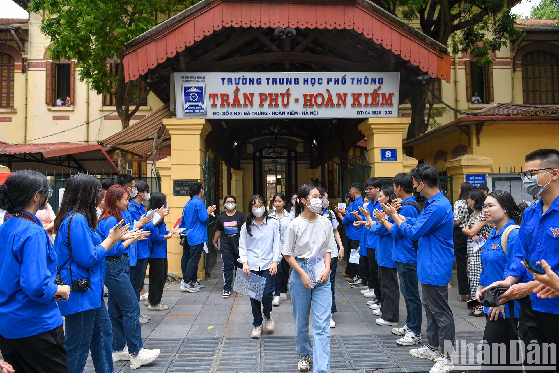 En la escuela de bachillerato Tran Phu - Hoan Kiem, los voluntarios están listos para apoyar a los concursantes.