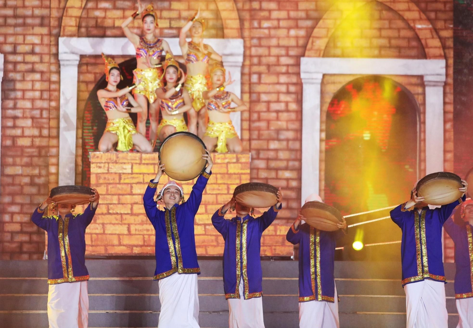 Se recrea la imagen de la antigua torre de la civilización Cham. Se recrea la imagen de la antigua torre de la civilización Cham.