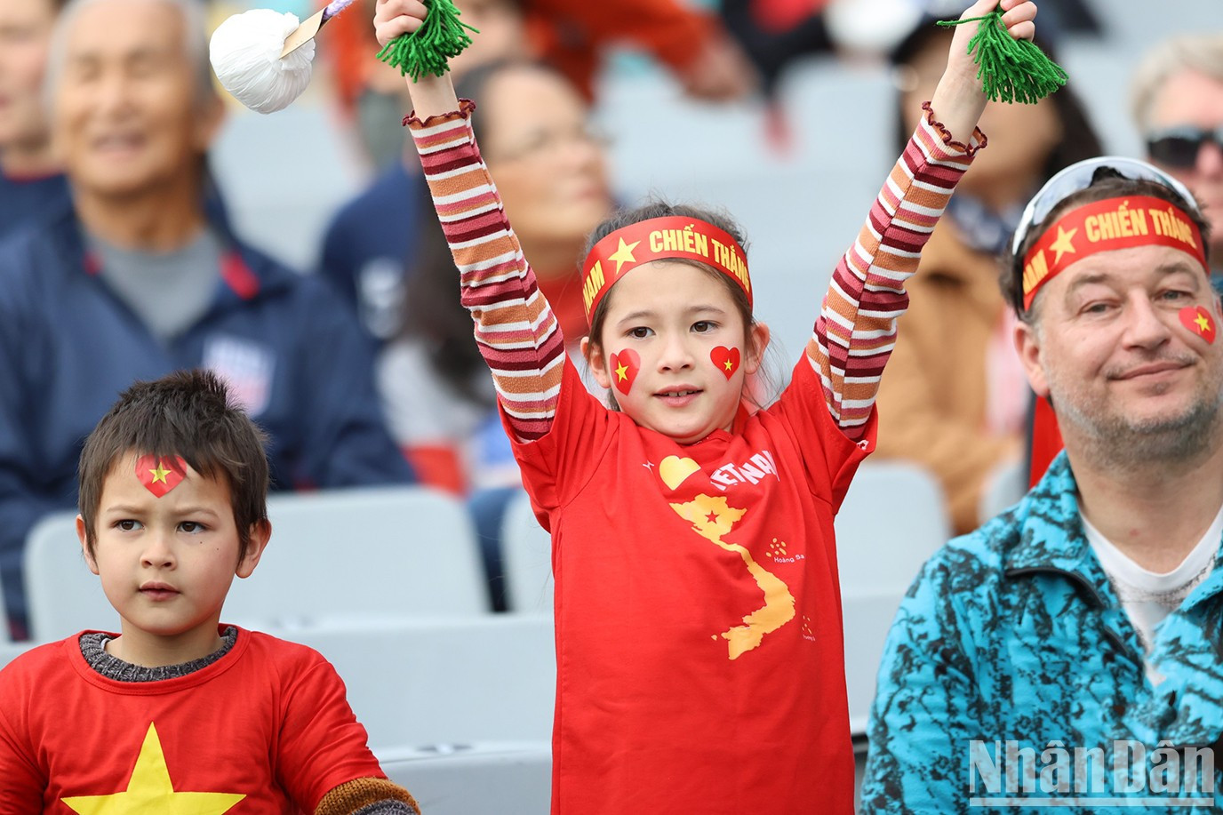 Pequeños hinchas y amigos internacionales animan al equipo femenino vietnamita. (Foto: Duc Dong) Pequeños hinchas y amigos internacionales animan al equipo femenino vietnamita. (Foto: Duc Dong)