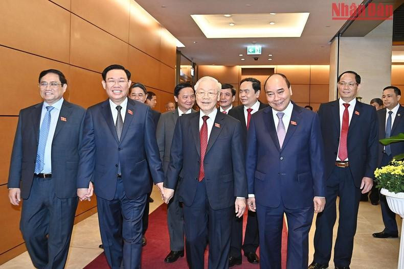 El secretario general del Partido Comunista de Vietnam (PCV), Nguyen Phu Trong, el presidente, Nguyen Xuan Phuc, el primer ministro, Pham Minh Chinh, el titular de la Asamblea Nacional, Vuong Dinh Hue, y otros delegados en el evento. El secretario general del Partido Comunista de Vietnam (PCV), Nguyen Phu Trong, el presidente, Nguyen Xuan Phuc, el primer ministro, Pham Minh Chinh, el titular de la Asamblea Nacional, Vuong Dinh Hue, y otros delegados en el evento.
