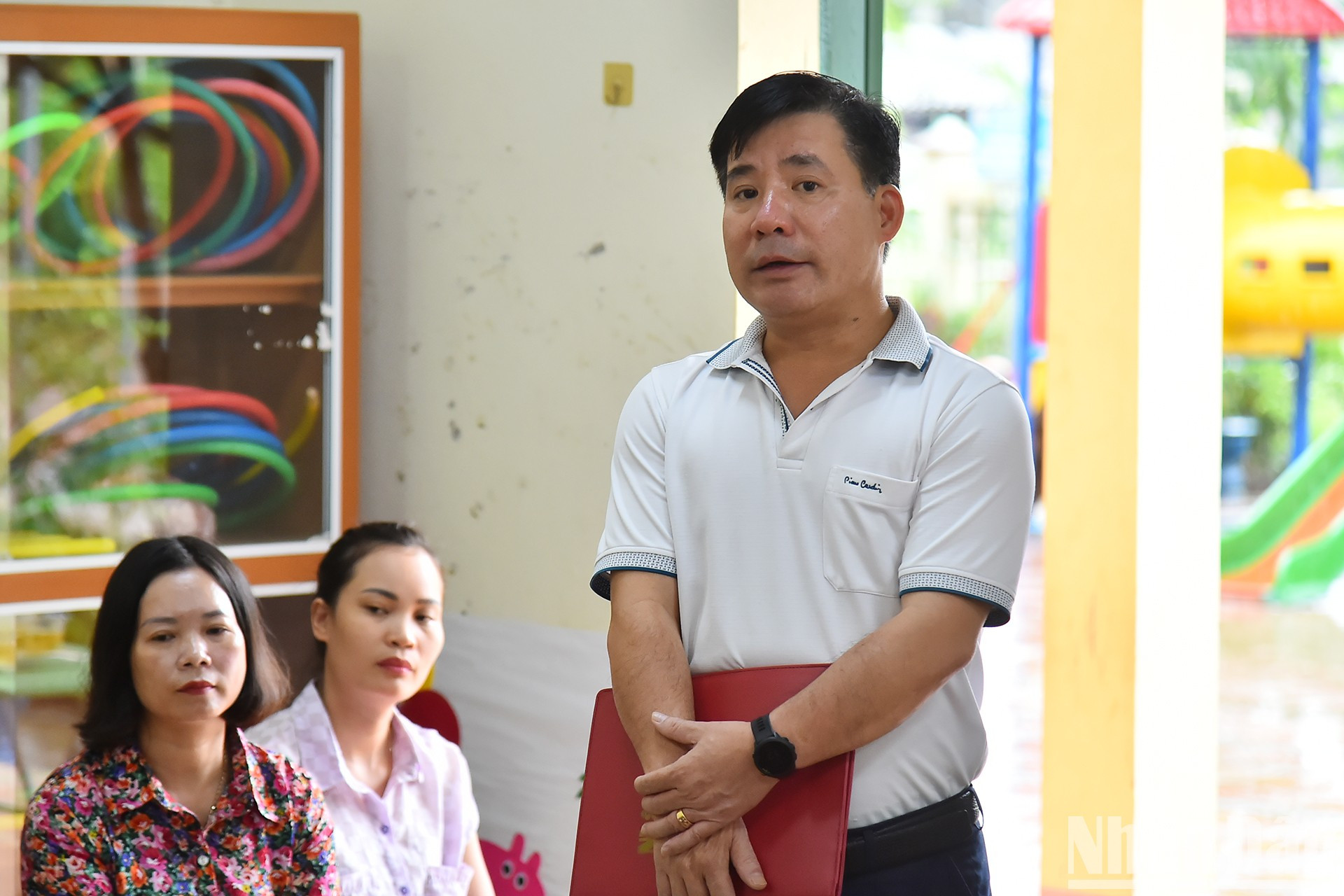 El periodista Nguyen Thanh Tam, jefe de la corresponsalía del periódico Nhan Dan en la provincia de Lao Cai, interviene en el evento. El periodista Nguyen Thanh Tam, jefe de la corresponsalía del periódico Nhan Dan en la provincia de Lao Cai, interviene en el evento.