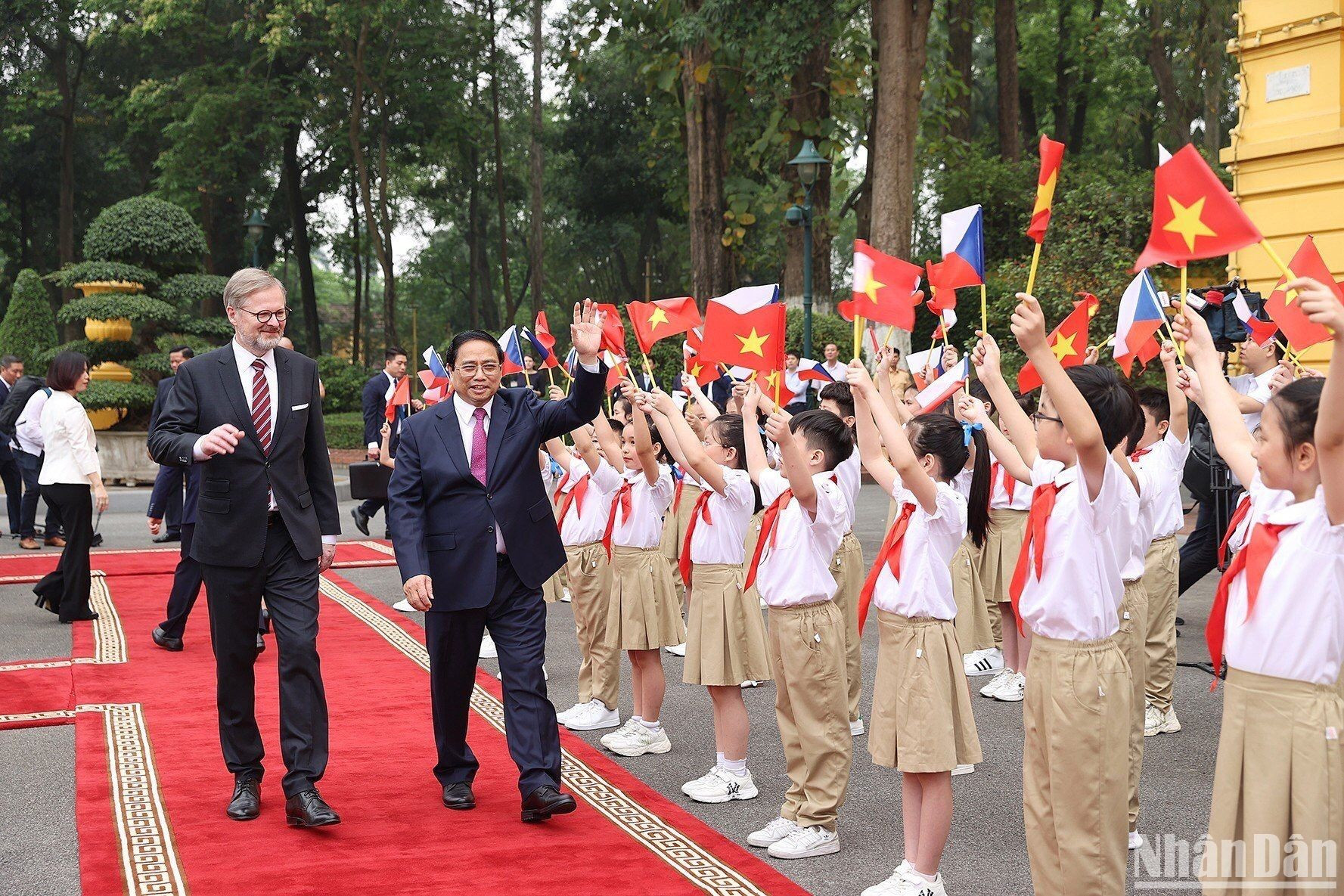 Niños capitalinos dan la bienvenida al primer ministro checo, Petr Fiala. Niños capitalinos dan la bienvenida al primer ministro checo, Petr Fiala.