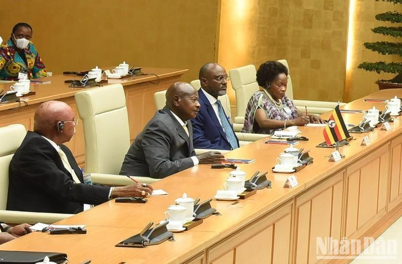 El presidente Yoweri Kaguta Museveni y otros miembros de la delegación de Uganda. El presidente Yoweri Kaguta Museveni y otros miembros de la delegación de Uganda.