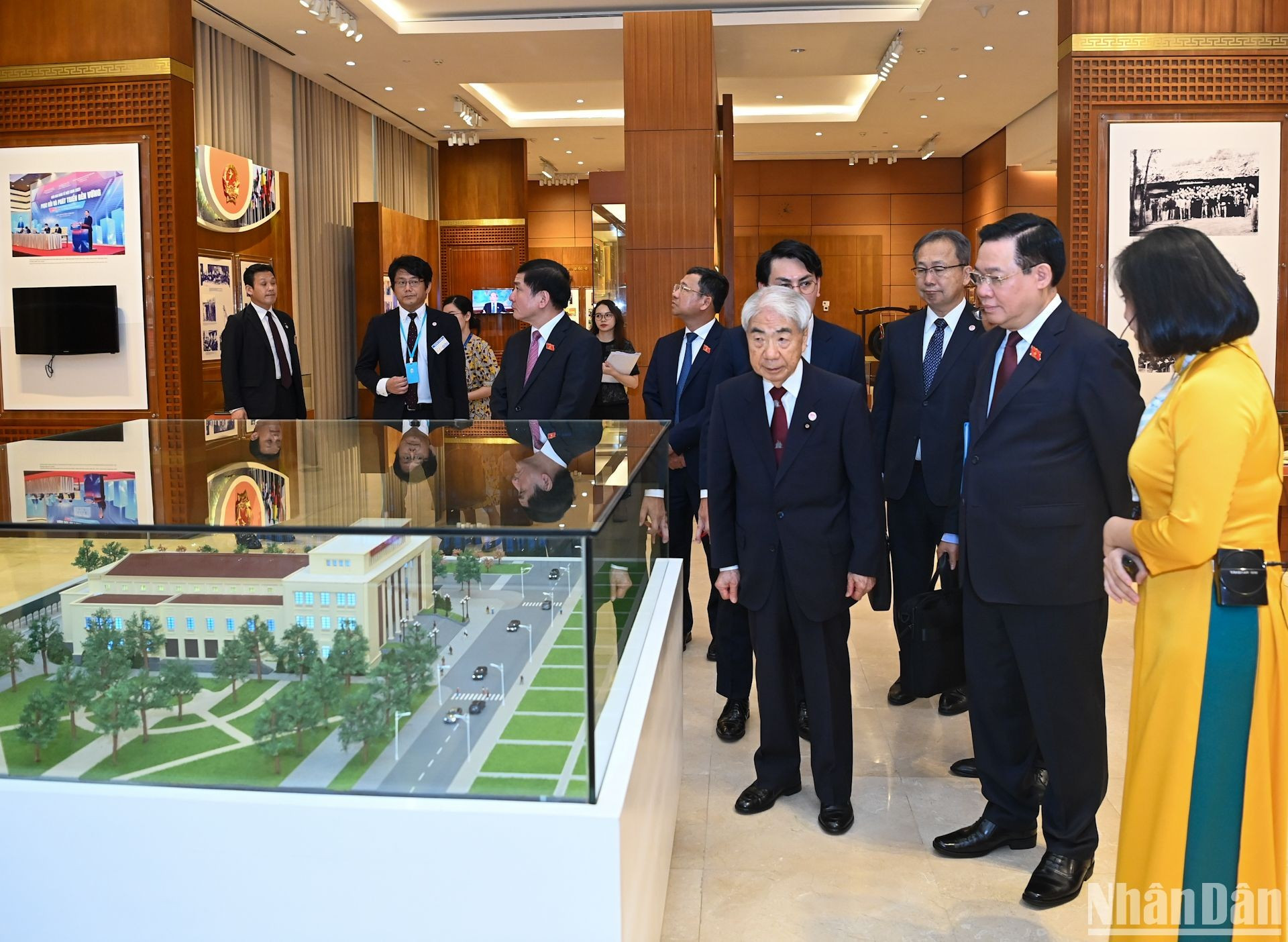 Ambos dirigentes visitan la Casa Memorial de la Asamblea Nacional vietnamita.