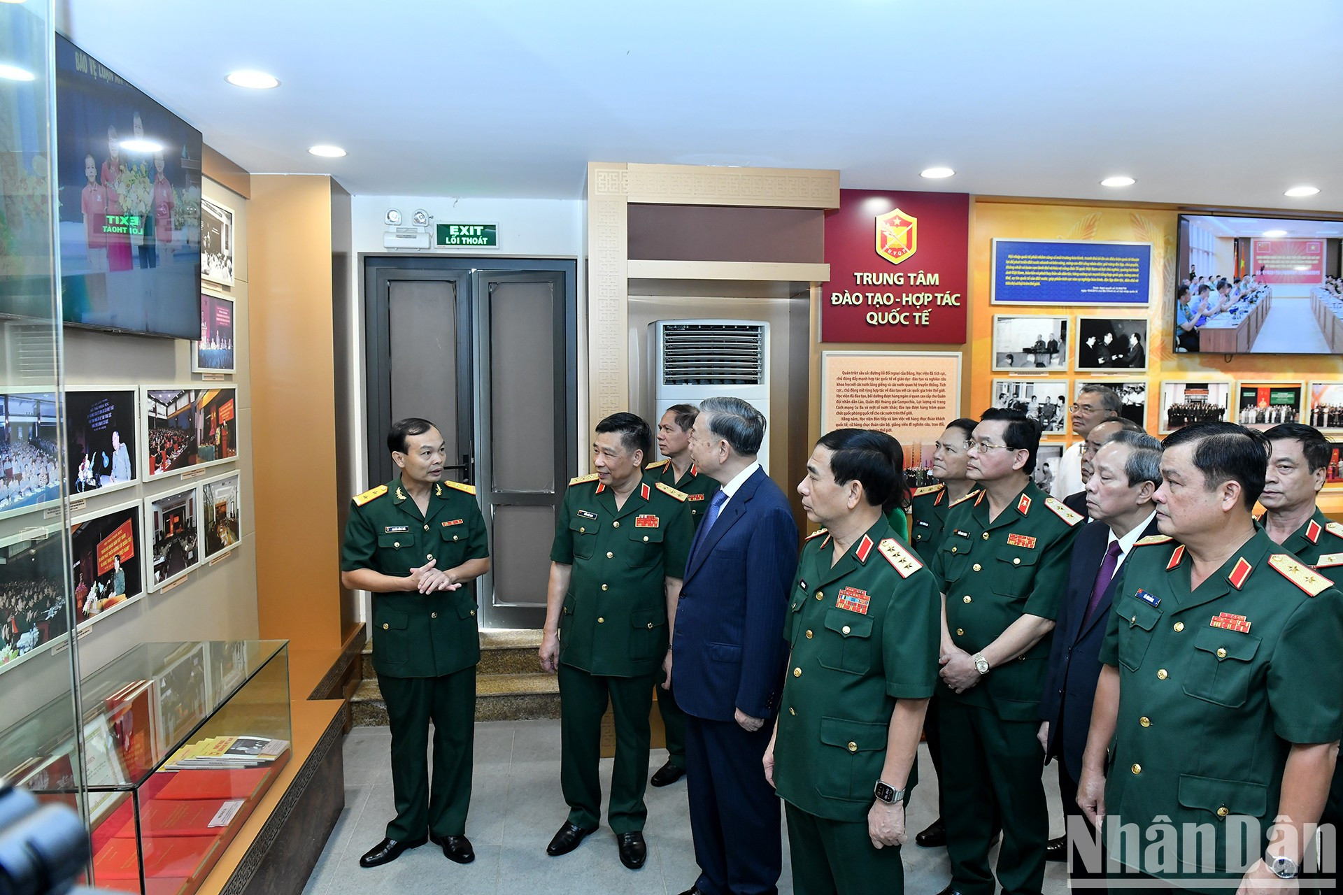 To Lam visita la sala memorial de la institución. To Lam visita la sala memorial de la institución.