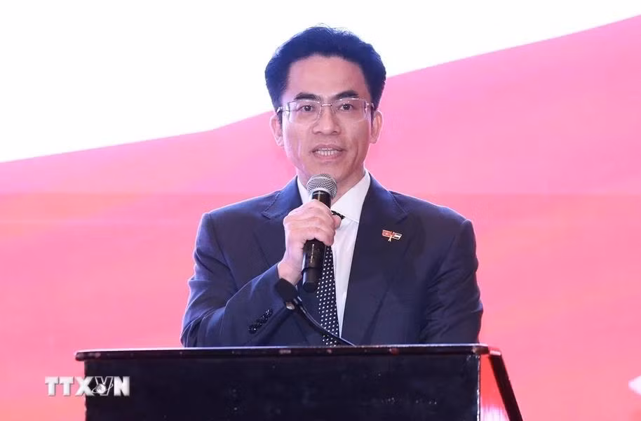 El embajador de Vietnam en los EAU, Nguyen Thanh Diep, interviene en el acto.