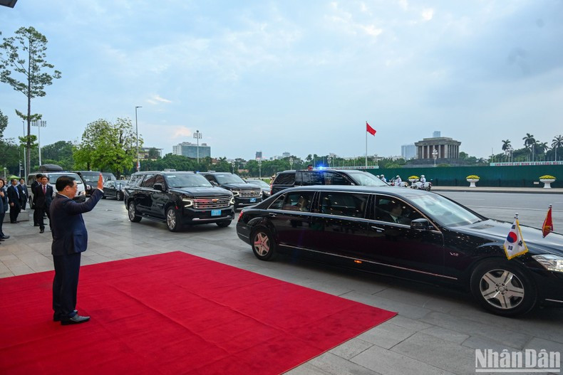 Dinh Hue se despide del presidente de Corea del Sur, Yoon Suk Yeol.