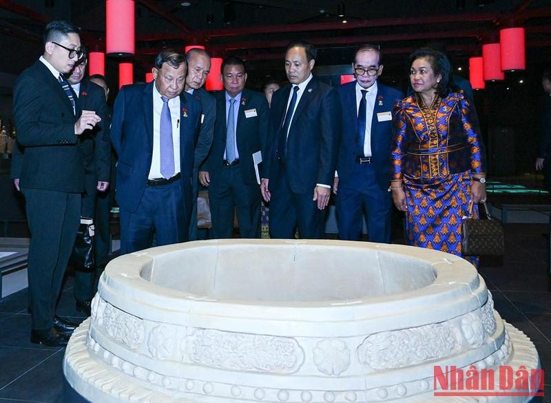 El dirigente camboyano escucha explicaciones sobre los artefactos exhibidos en el espacio.