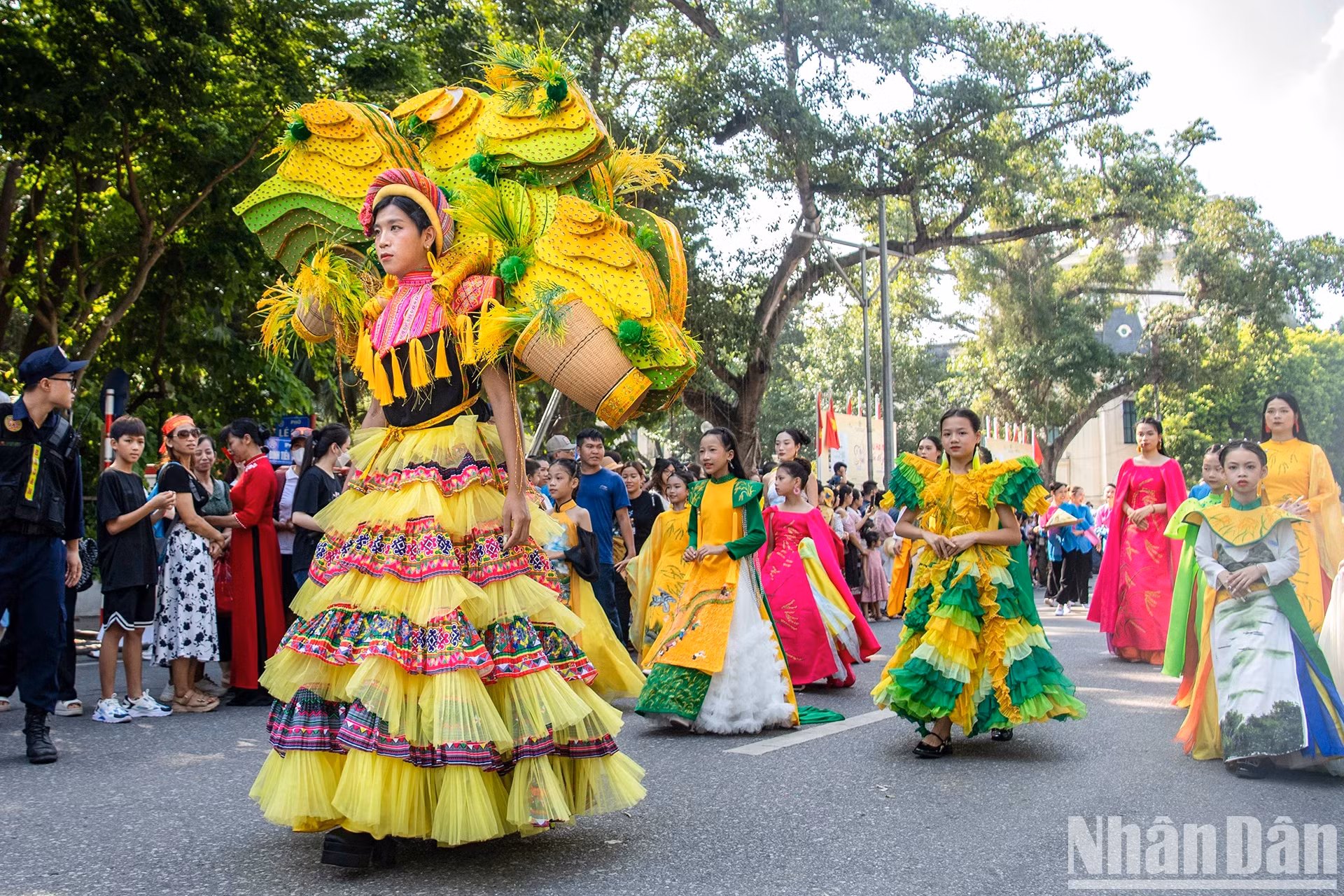 El desfile de trajes recrea escenas de la cosecha de arroz en el Norte vietnamita.