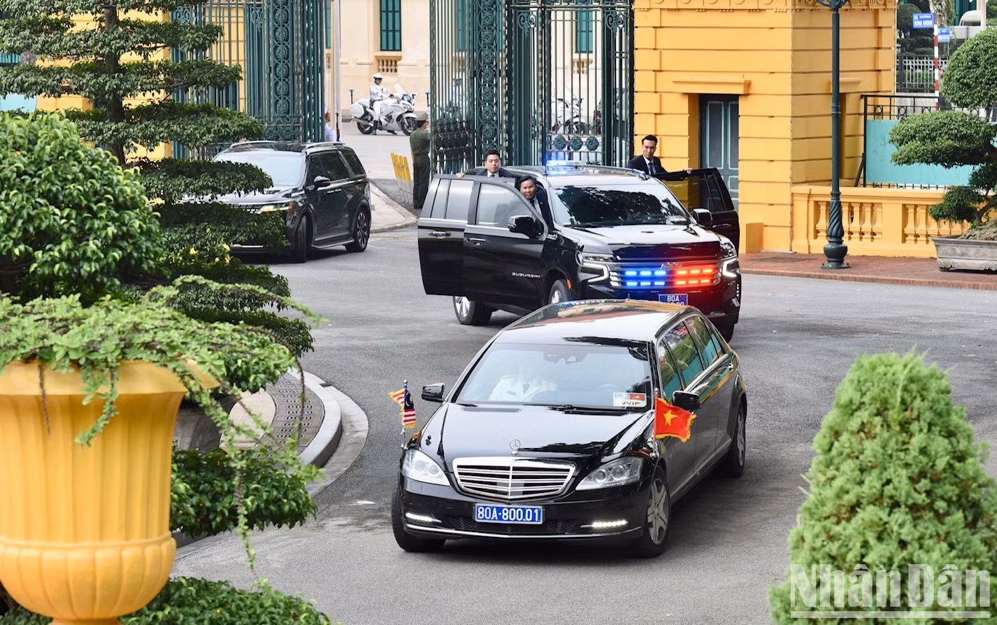 El primer ministro de Malasia, Anwar Ibrahim, y su comitiva llegan al Palacio Presidencial.