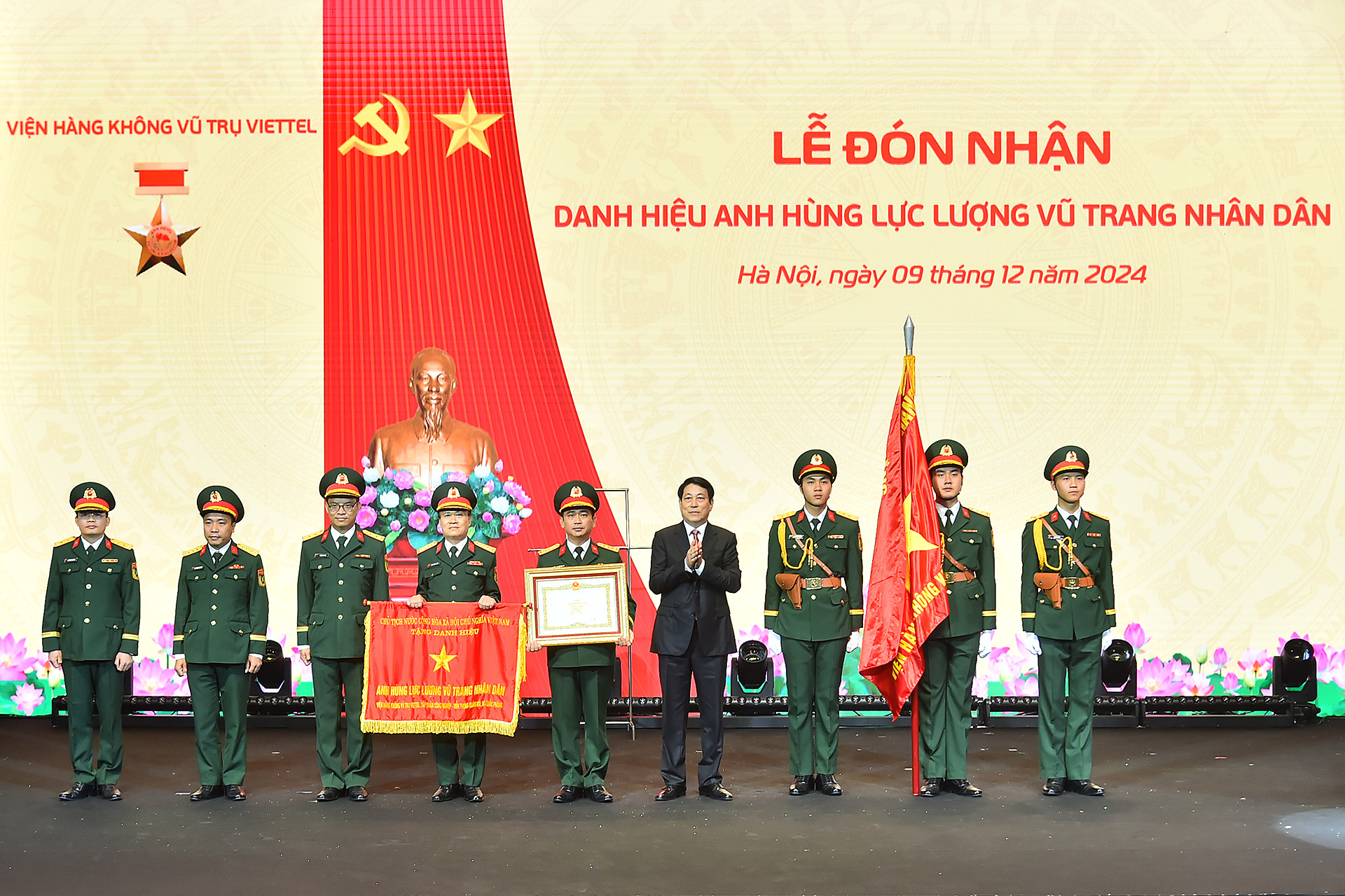 [Foto] Presidente otorga el título de Héroe de las Fuerzas Armadas del Pueblo al Instituto Aeroespacial Viettel