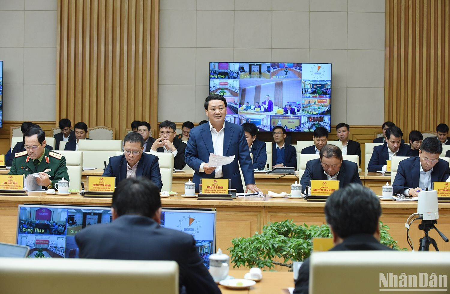 El ministro y jefe del Comité de Asuntos Étnicos del Gobierno, Hau A Lenh, habla en la conferencia.