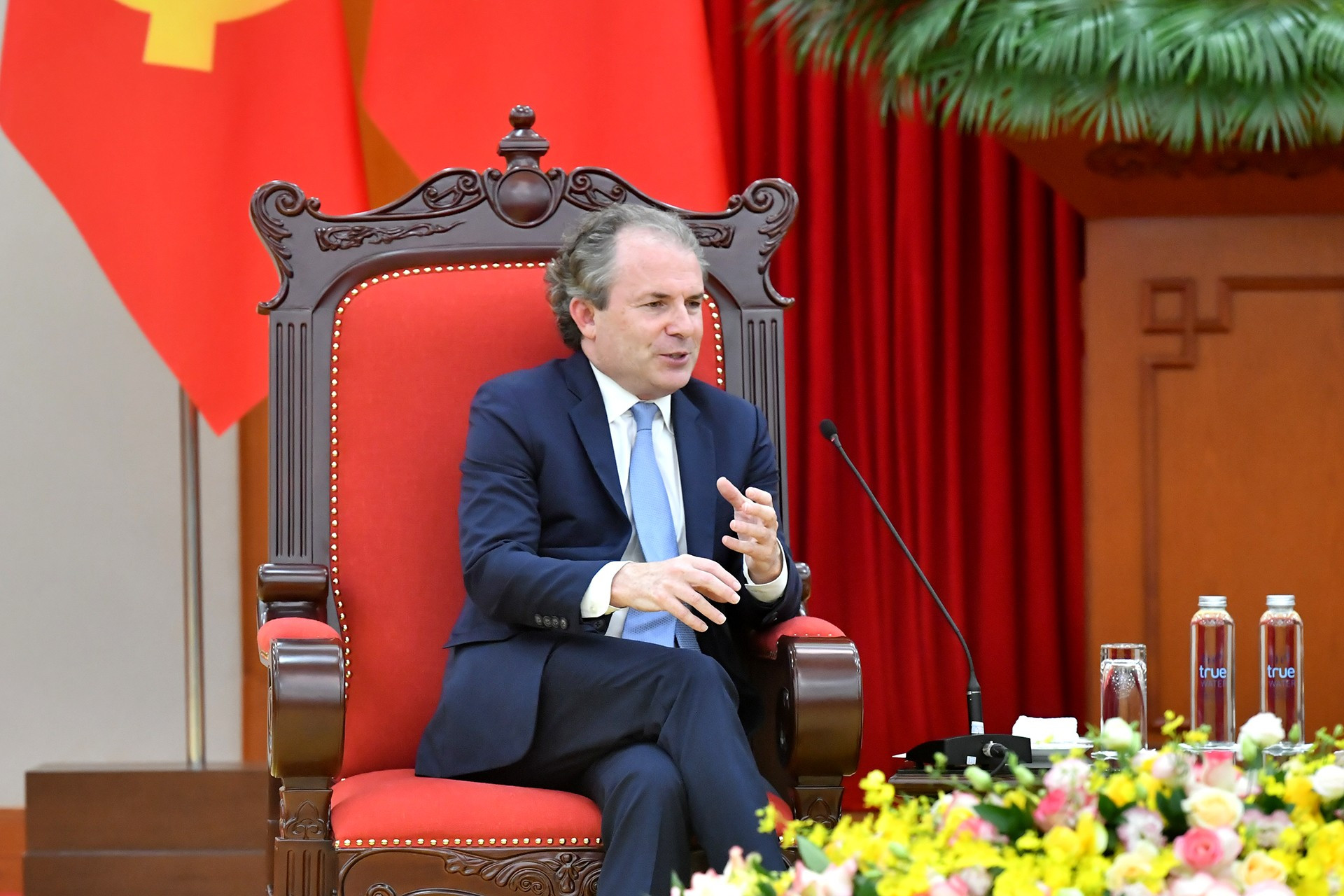 Rosen Partners habla en la cita.