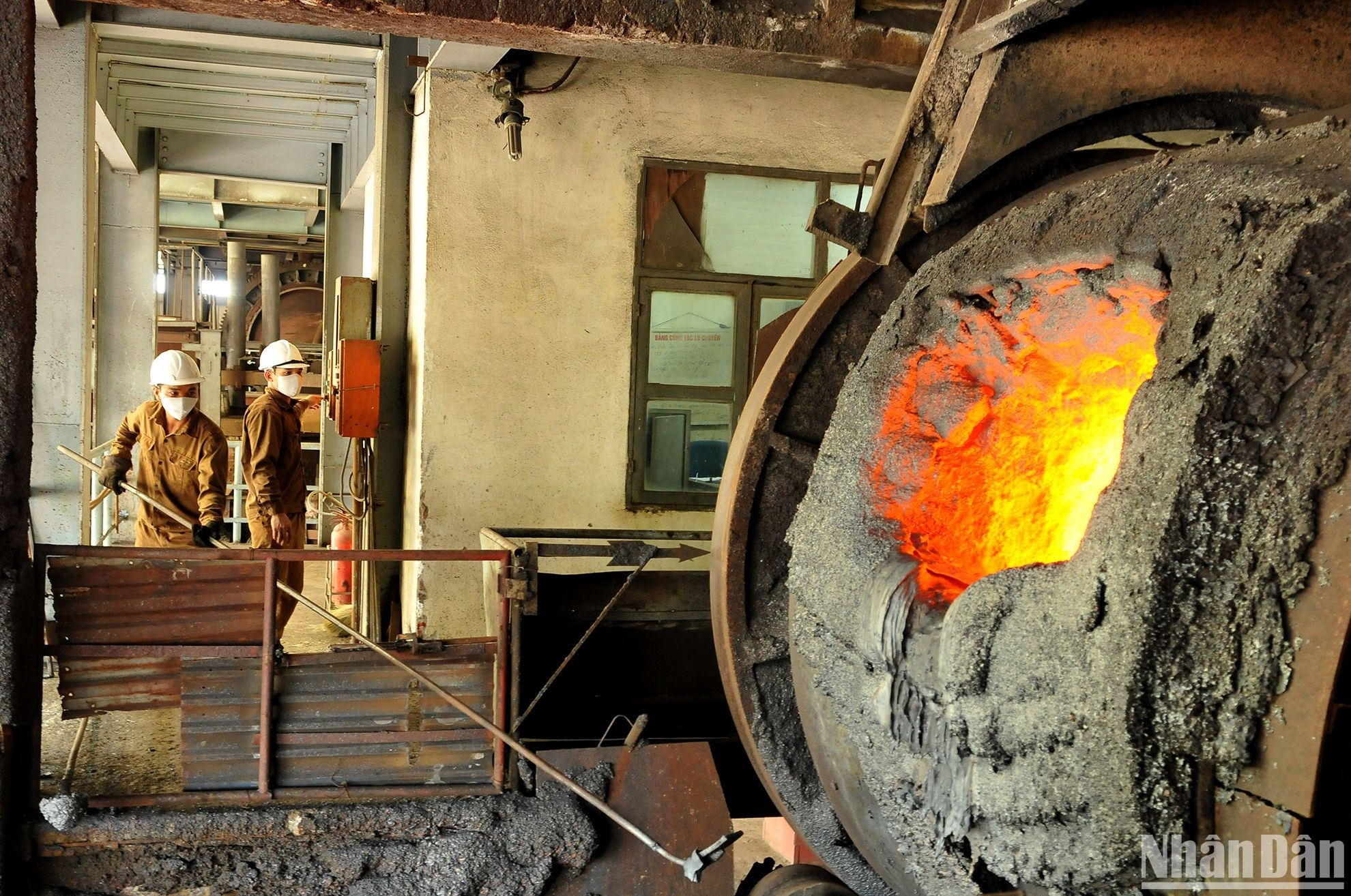 Los obreros de fundición de cobre en la provincia de Lao Cai trabajan en hornos con temperaturas muy altas. Los obreros de fundición de cobre en la provincia de Lao Cai trabajan en hornos con temperaturas muy altas.