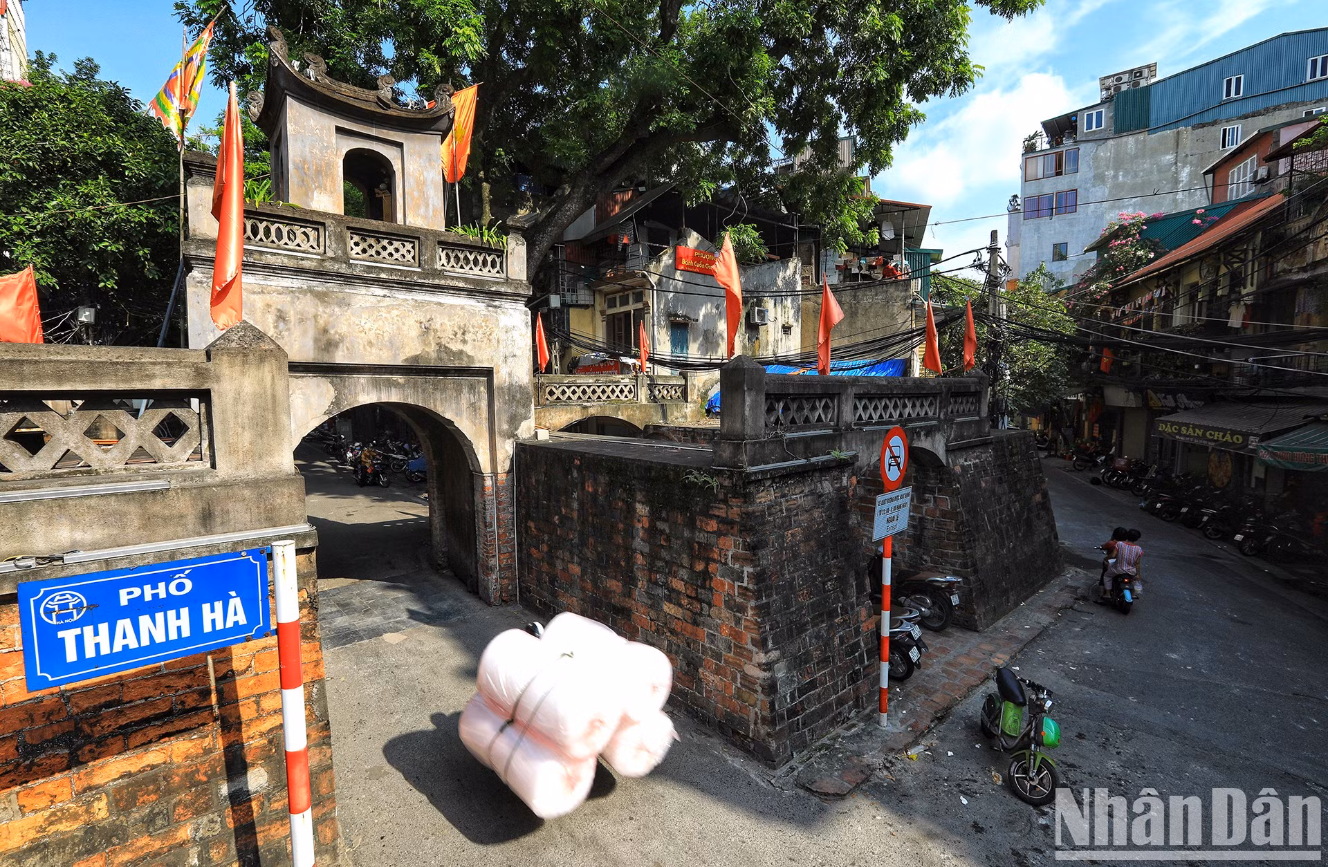 La arquitectura antigua de O Quan Chuong (Puerta Quan Chuong) todavía se mantiene casi intacta. La arquitectura antigua de O Quan Chuong (Puerta Quan Chuong) todavía se mantiene casi intacta.
